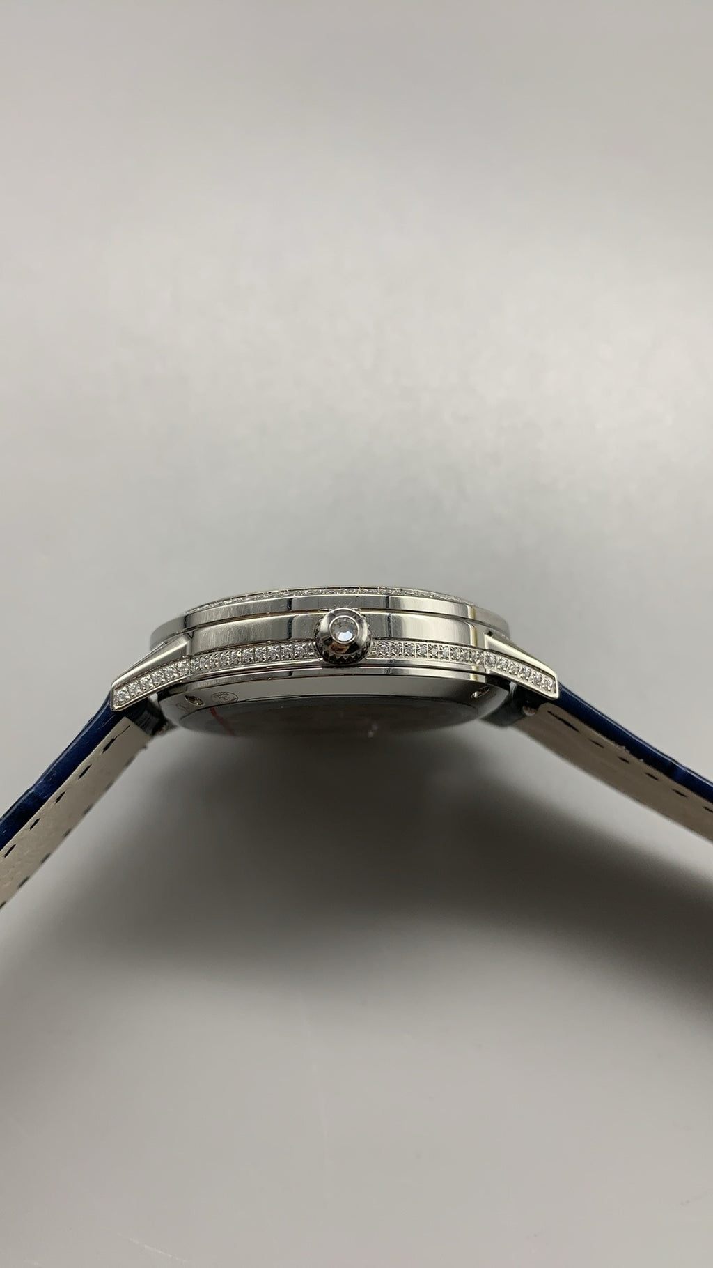 Jaeger-LeCoultre Rendez-Vous Night & Day Rainbow | 36MM | ตัวเรือนสแตนเลสสตีล | ขอบตัวเรือนประดับอัญมณีหลากสี | ฟังก์ชันกลางวัน-กลางคืน | หน้าปัดสีขาว | สายหนังจระเข้สีฟ้า | กลไกอัตโนมัติ Cal.898A/1