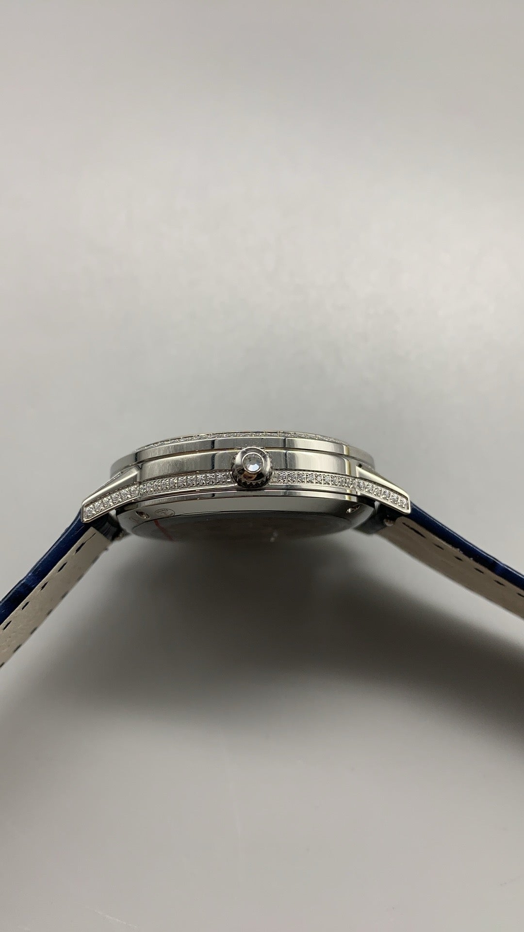 Jaeger-LeCoultre Rendez-Vous Night & Day Rainbow | 36MM | ตัวเรือนสแตนเลสสตีล | ขอบตัวเรือนประดับอัญมณีหลากสี | ฟังก์ชันกลางวัน-กลางคืน | หน้าปัดสีขาว | สายหนังจระเข้สีฟ้า | กลไกอัตโนมัติ Cal.898A/1