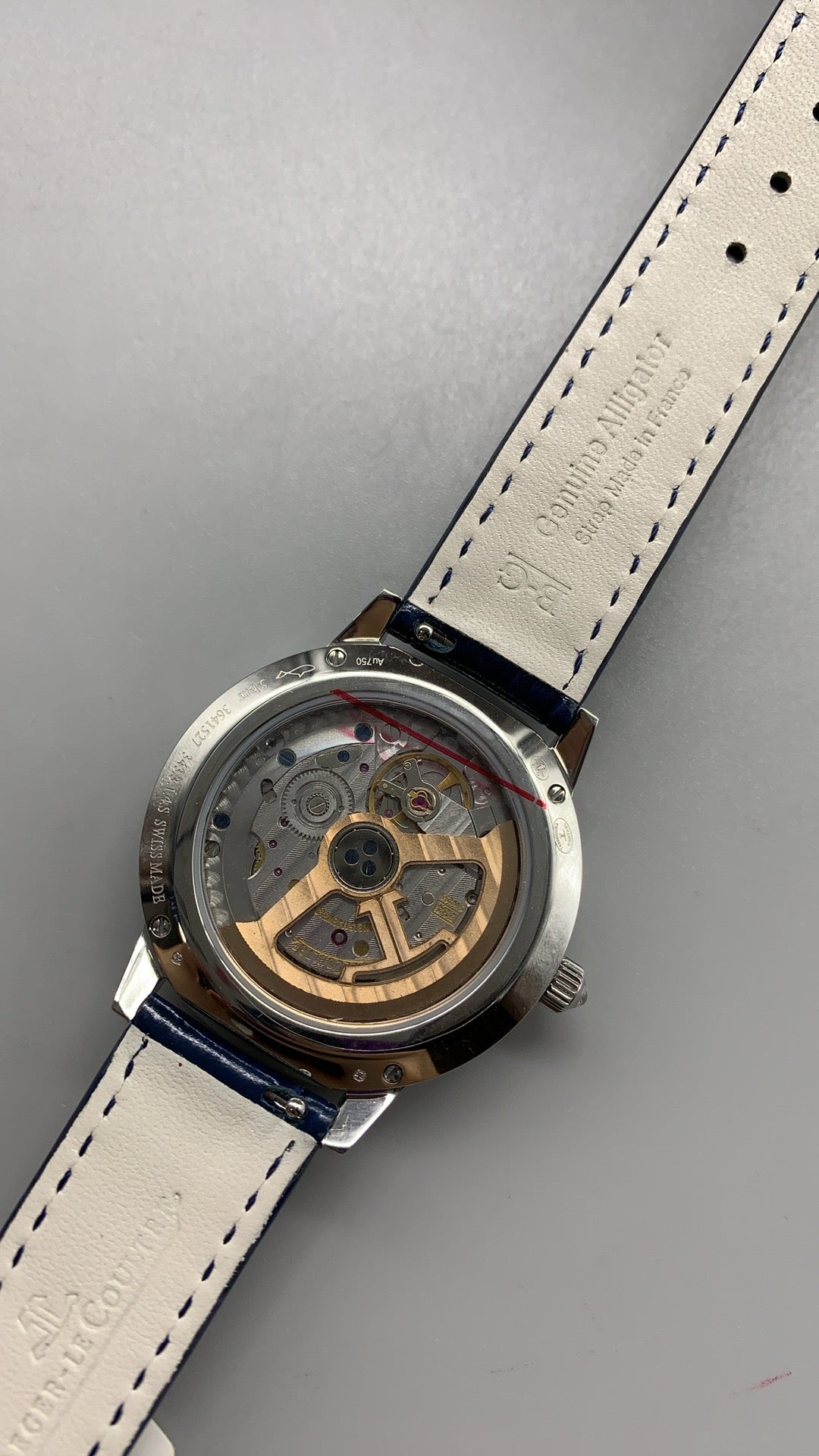Jaeger-LeCoultre Rendez-Vous Night & Day Rainbow | 36MM | ตัวเรือนสแตนเลสสตีล | ขอบตัวเรือนประดับอัญมณีหลากสี | ฟังก์ชันกลางวัน-กลางคืน | หน้าปัดสีขาว | สายหนังจระเข้สีฟ้า | กลไกอัตโนมัติ Cal.898A/1