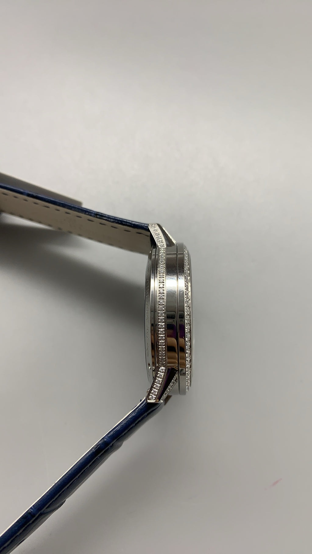 Jaeger-LeCoultre Rendez-Vous Night & Day Rainbow | 36MM | ตัวเรือนสแตนเลสสตีล | ขอบตัวเรือนประดับอัญมณีหลากสี | ฟังก์ชันกลางวัน-กลางคืน | หน้าปัดสีขาว | สายหนังจระเข้สีฟ้า | กลไกอัตโนมัติ Cal.898A/1