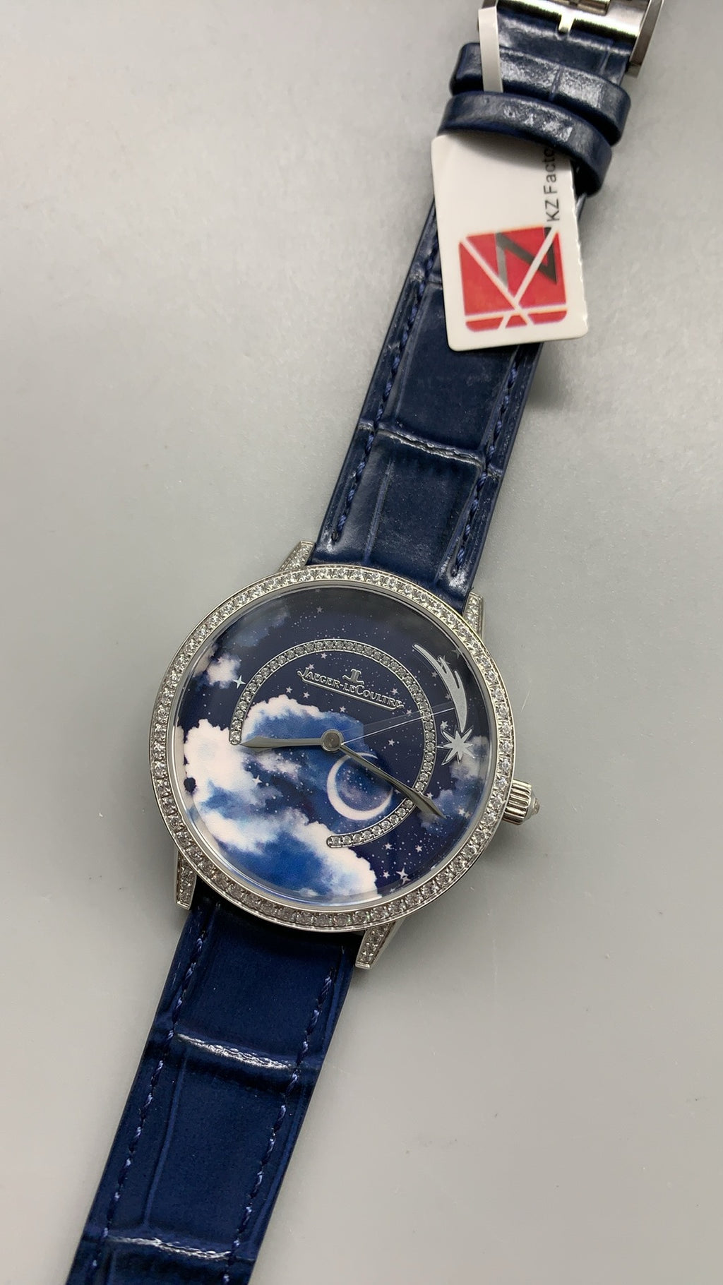 Jaeger-LeCoultre Rendez-Vous Night & Day Rainbow | 36MM | ตัวเรือนสแตนเลสสตีล | ขอบตัวเรือนประดับอัญมณีหลากสี | ฟังก์ชันกลางวัน-กลางคืน | หน้าปัดสีขาว | สายหนังจระเข้สีฟ้า | กลไกอัตโนมัติ Cal.898A/1