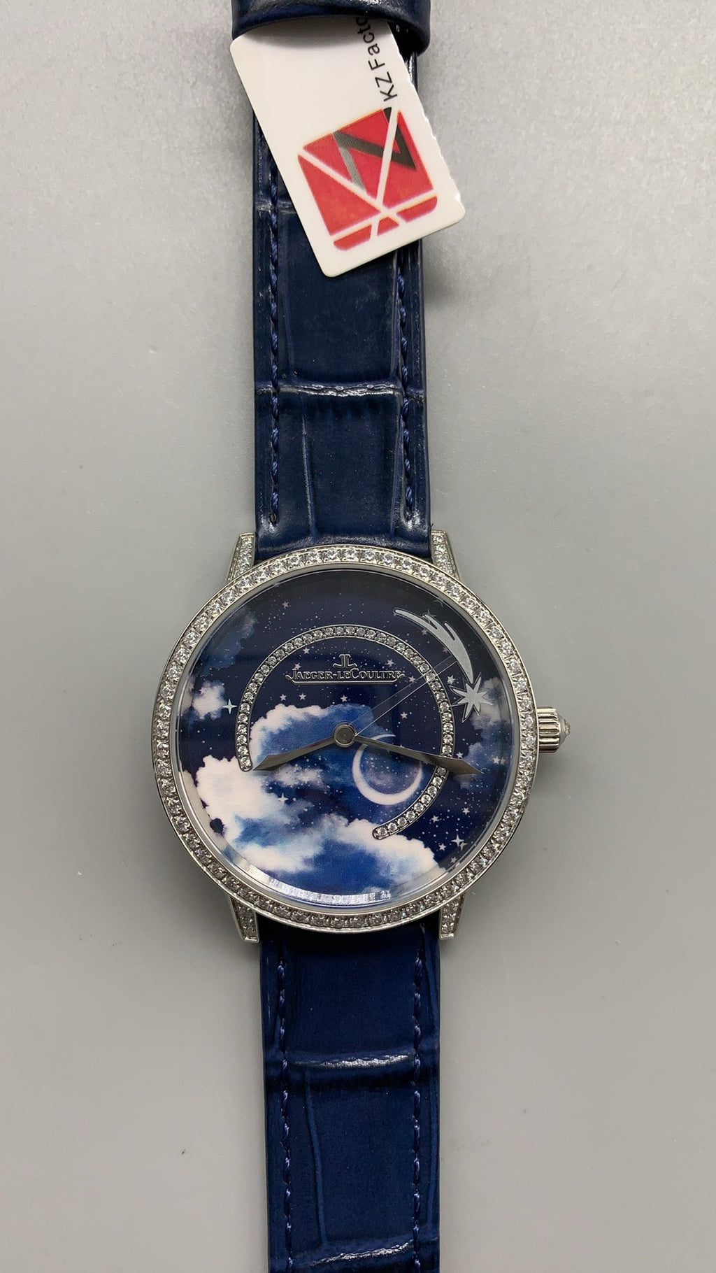 Jaeger-LeCoultre Rendez-Vous Night & Day Rainbow | 36MM | ตัวเรือนสแตนเลสสตีล | ขอบตัวเรือนประดับอัญมณีหลากสี | ฟังก์ชันกลางวัน-กลางคืน | หน้าปัดสีขาว | สายหนังจระเข้สีฟ้า | กลไกอัตโนมัติ Cal.898A/1