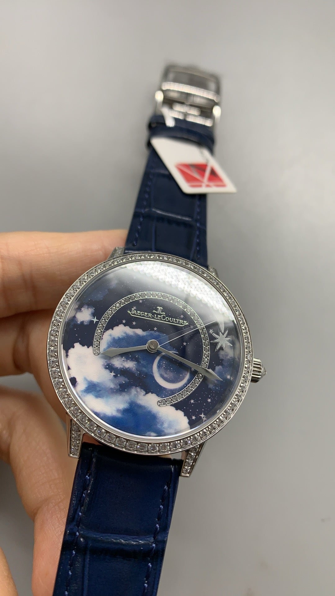 Jaeger-LeCoultre Rendez-Vous Night & Day Rainbow | 36MM | ตัวเรือนสแตนเลสสตีล | ขอบตัวเรือนประดับอัญมณีหลากสี | ฟังก์ชันกลางวัน-กลางคืน | หน้าปัดสีขาว | สายหนังจระเข้สีฟ้า | กลไกอัตโนมัติ Cal.898A/1