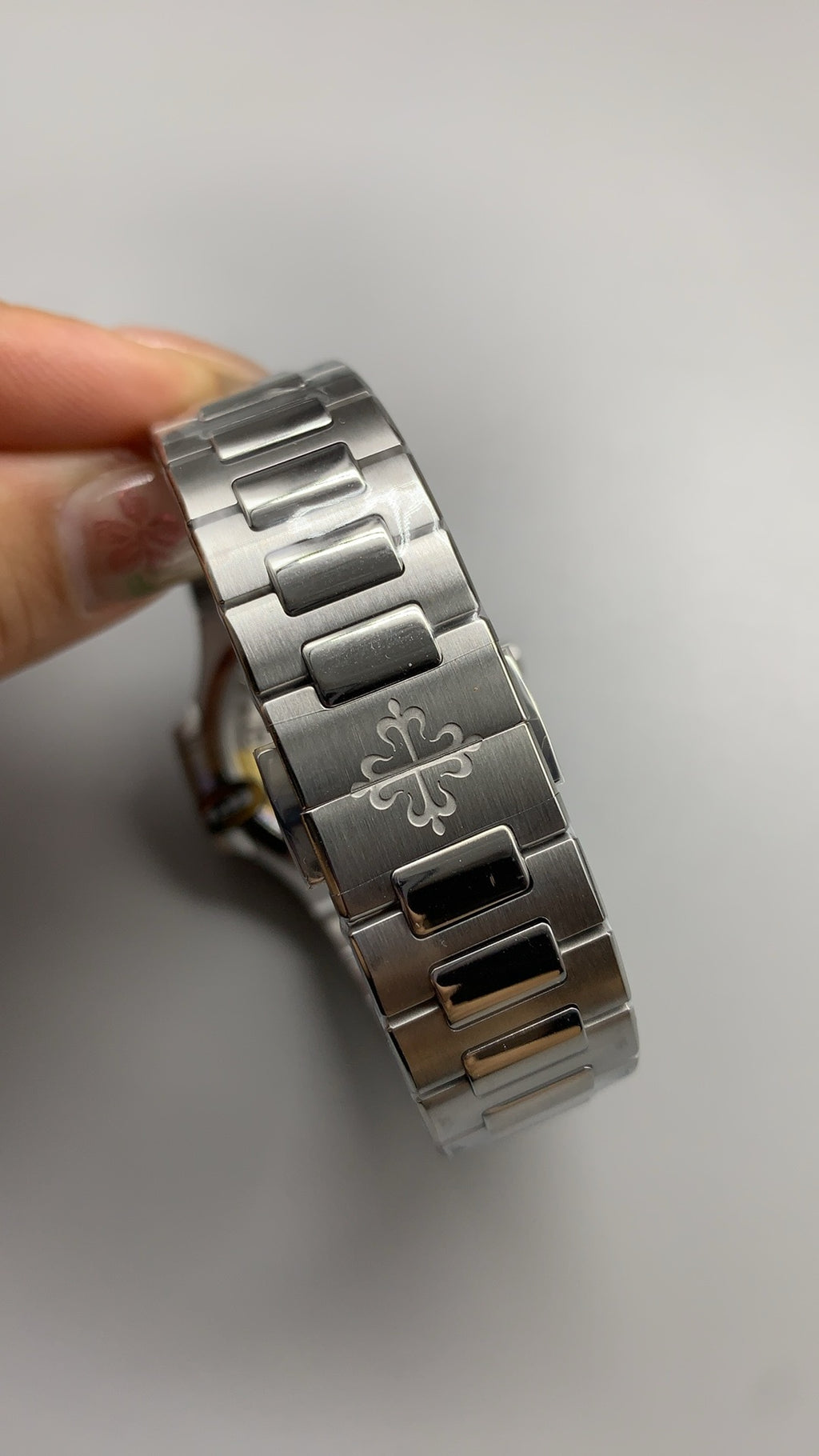 Patek Philippe Nautilus 7118 | 35.2MM | ตัวเรือนสแตนเลสสตีล | ขอบประดับเพชร | หน้าปัดเปลือกหอยมุก | กลไกอัตโนมัติ Cal.324 S C