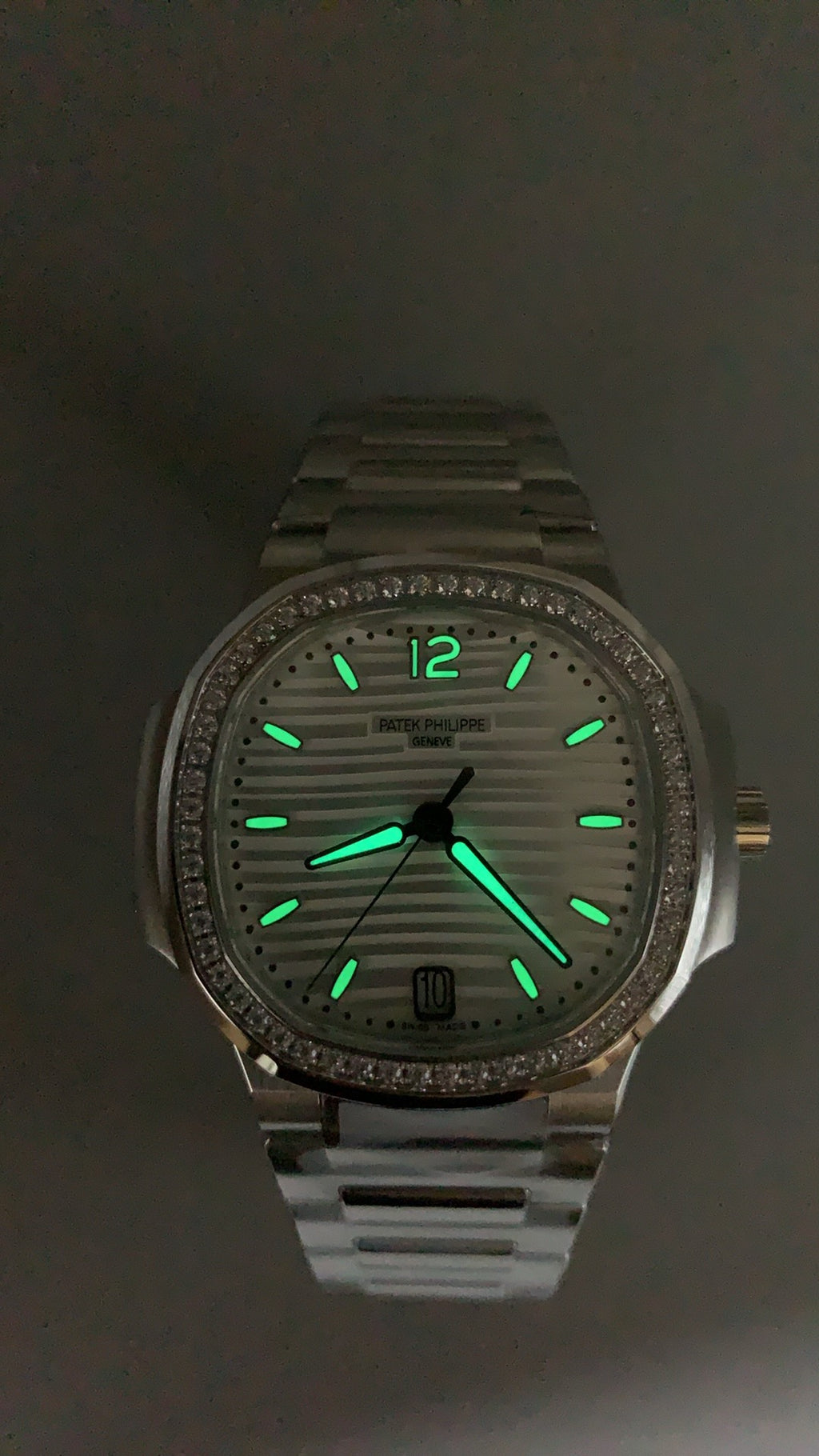 Patek Philippe Nautilus 7118 | 35.2MM | ตัวเรือนสแตนเลสสตีล | ขอบประดับเพชร | หน้าปัดเปลือกหอยมุก | กลไกอัตโนมัติ Cal.324 S C