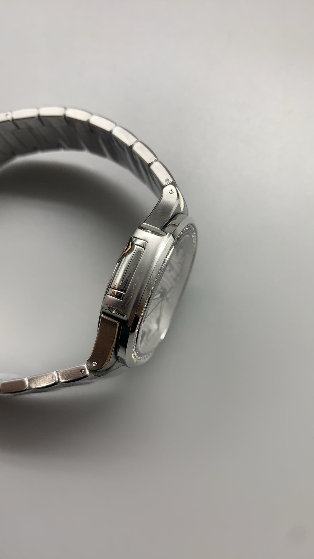 Patek Philippe Nautilus 7118 | 35.2MM | ตัวเรือนสแตนเลสสตีล | ขอบประดับเพชร | หน้าปัดเปลือกหอยมุก | กลไกอัตโนมัติ Cal.324 S C