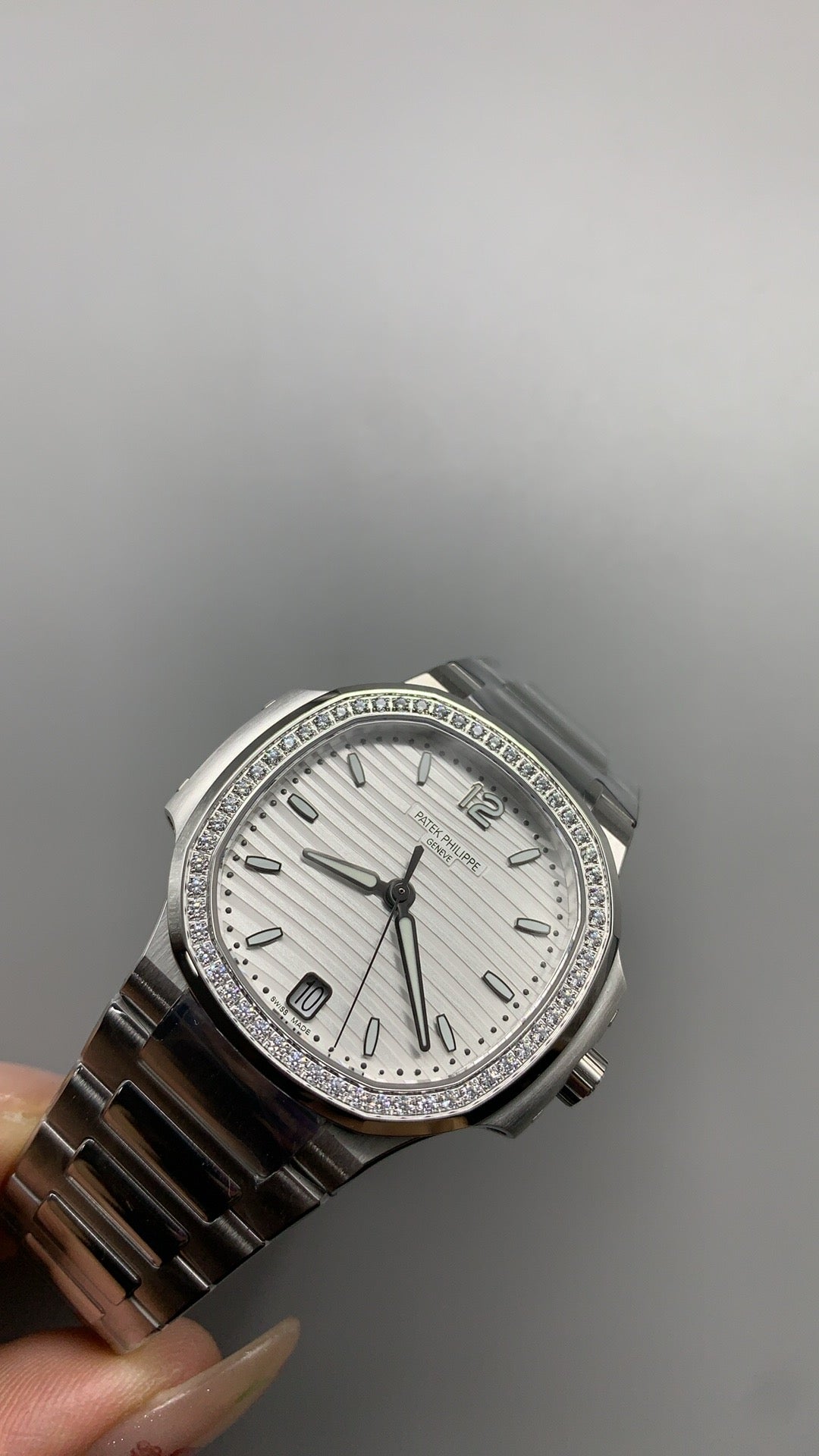 Patek Philippe Nautilus 7118 | 35.2MM | ตัวเรือนสแตนเลสสตีล | ขอบประดับเพชร | หน้าปัดเปลือกหอยมุก | กลไกอัตโนมัติ Cal.324 S C