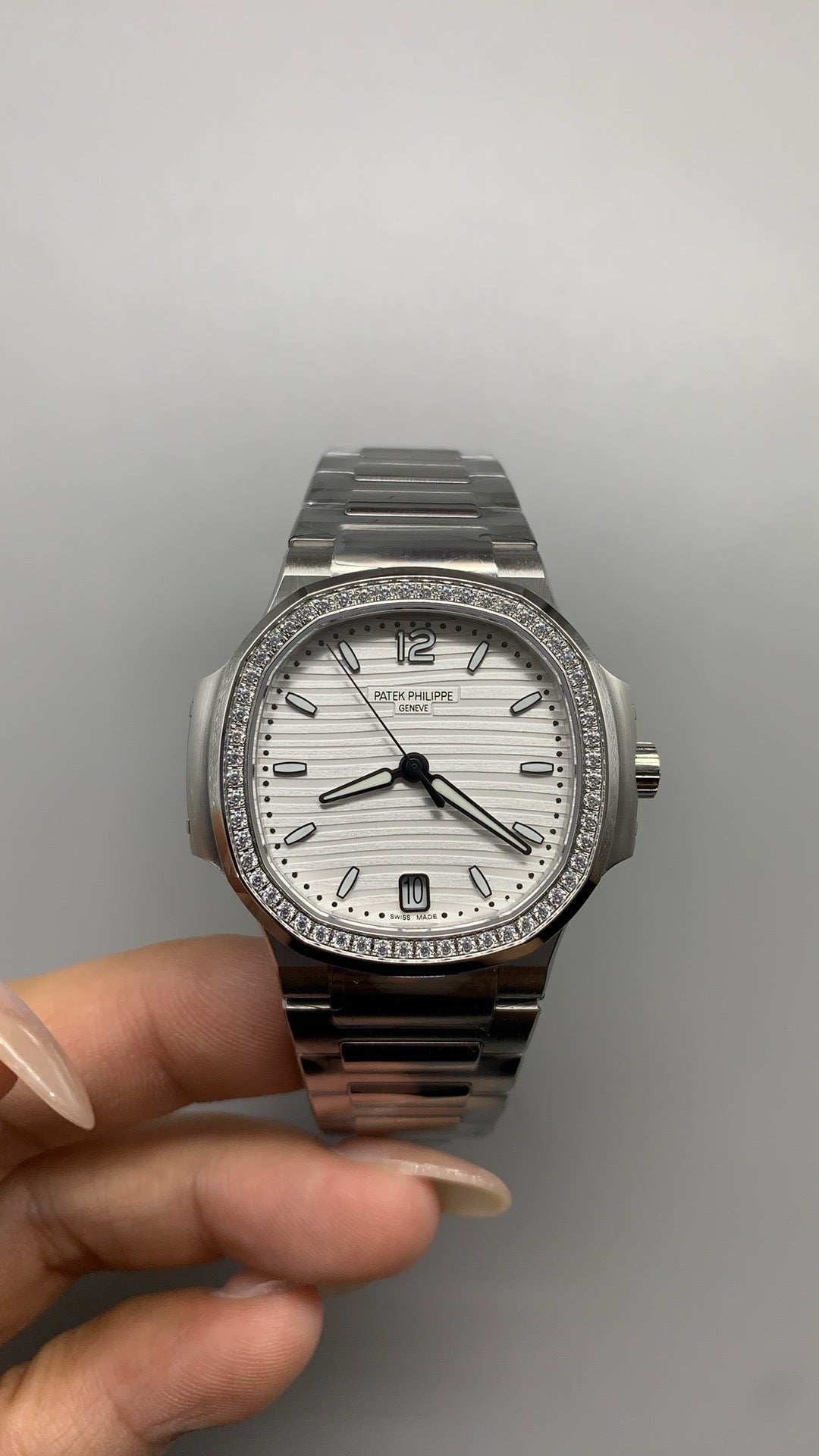 Patek Philippe Nautilus 7118 | 35.2MM | ตัวเรือนสแตนเลสสตีล | ขอบประดับเพชร | หน้าปัดเปลือกหอยมุก | กลไกอัตโนมัติ Cal.324 S C