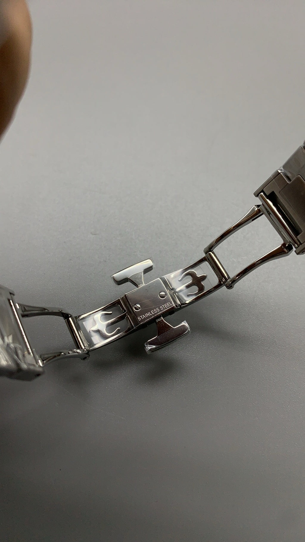 Patek Philippe Nautilus 7118 | 35.2MM | ตัวเรือนสแตนเลสสตีล | ขอบประดับเพชร | หน้าปัดเปลือกหอยมุก | กลไกอัตโนมัติ Cal.324 S C