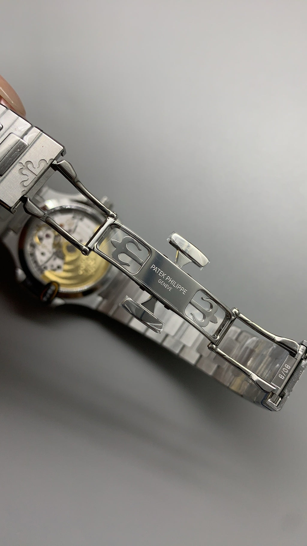 Patek Philippe Nautilus 7118 | 35.2MM | ตัวเรือนสแตนเลสสตีล | ขอบประดับเพชร | หน้าปัดเปลือกหอยมุก | กลไกอัตโนมัติ Cal.324 S C