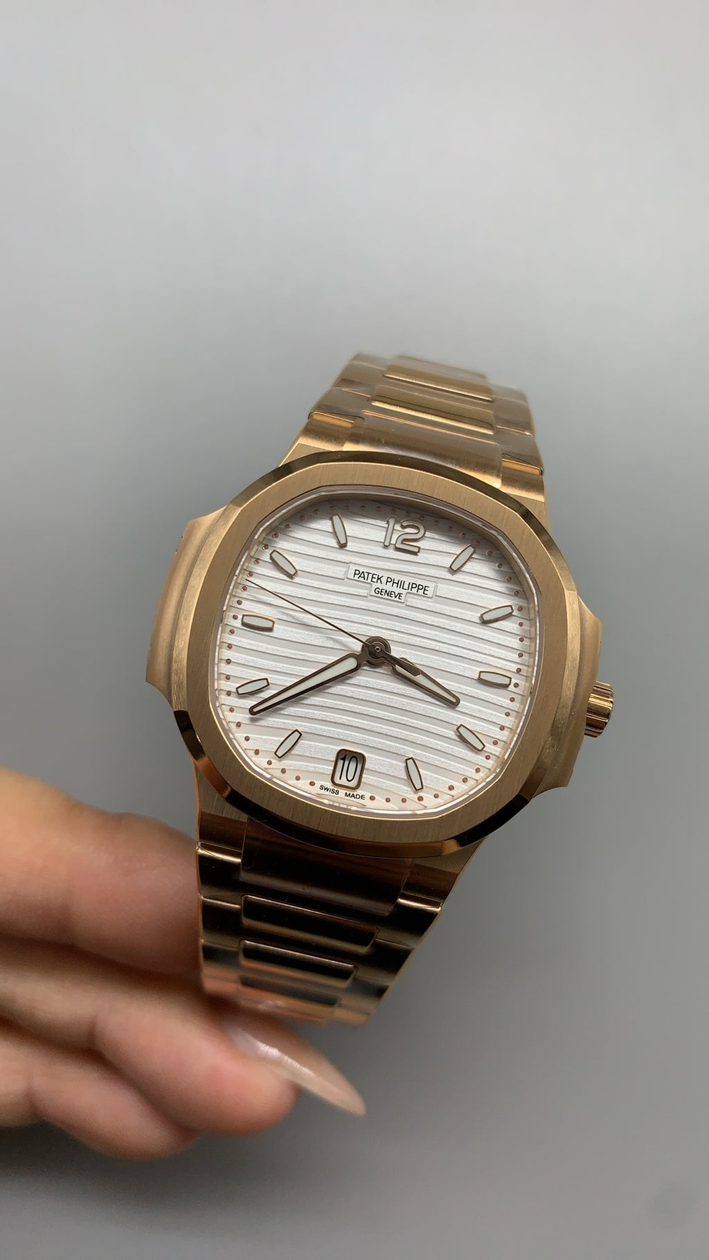 Patek Philippe Nautilus 7118 | 35.2MM | ตัวเรือนสแตนเลสเคลือบสีโรสโกลด์ PVD | หน้าปัดเปลือกหอยมุก | ประดับเพชร | กลไกอัตโนมัติ Cal.324 S C