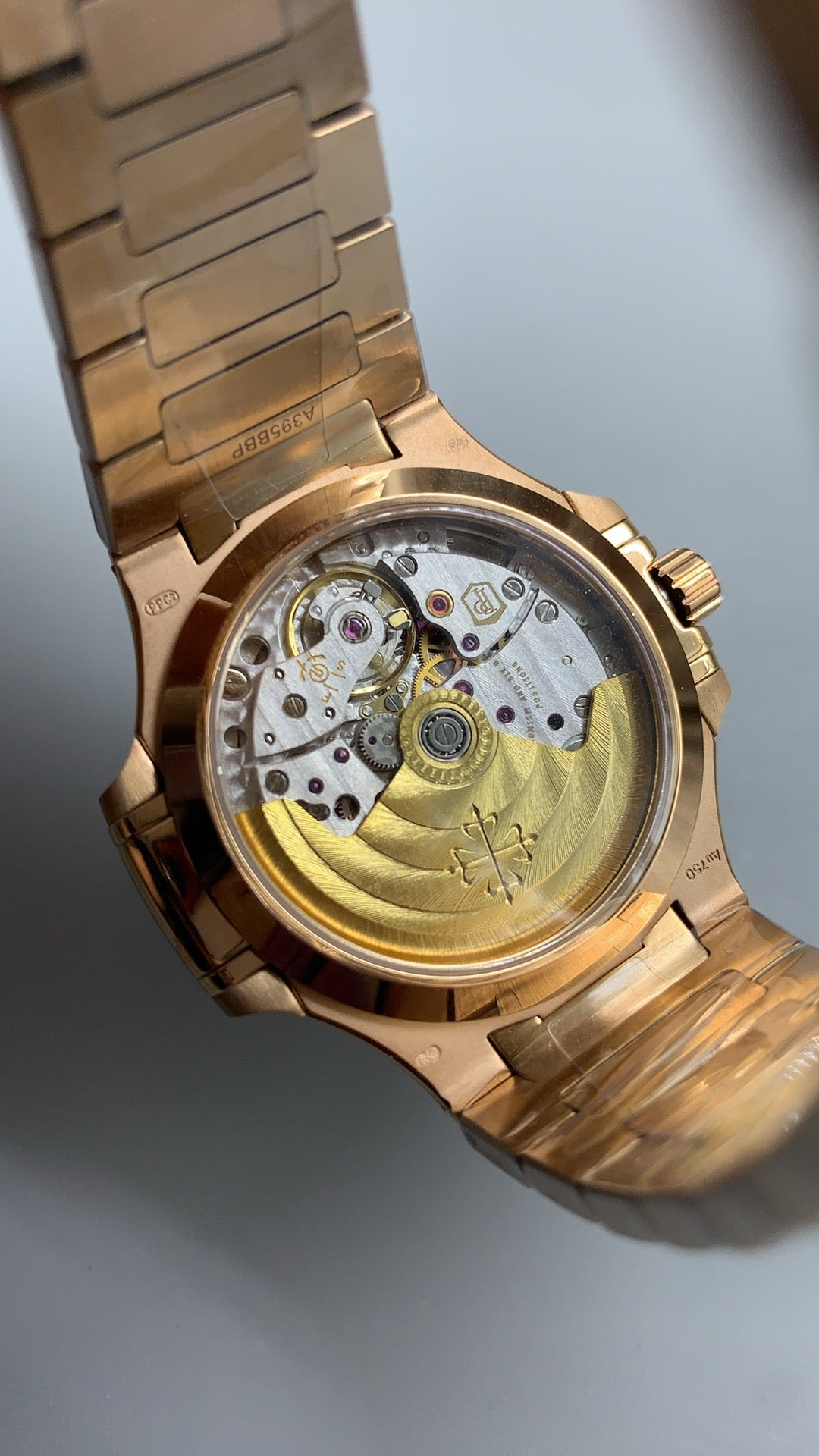 Patek Philippe Nautilus 7118 | 35.2MM | ตัวเรือนสแตนเลสเคลือบสีโรสโกลด์ PVD | หน้าปัดเปลือกหอยมุก | ประดับเพชร | กลไกอัตโนมัติ Cal.324 S C