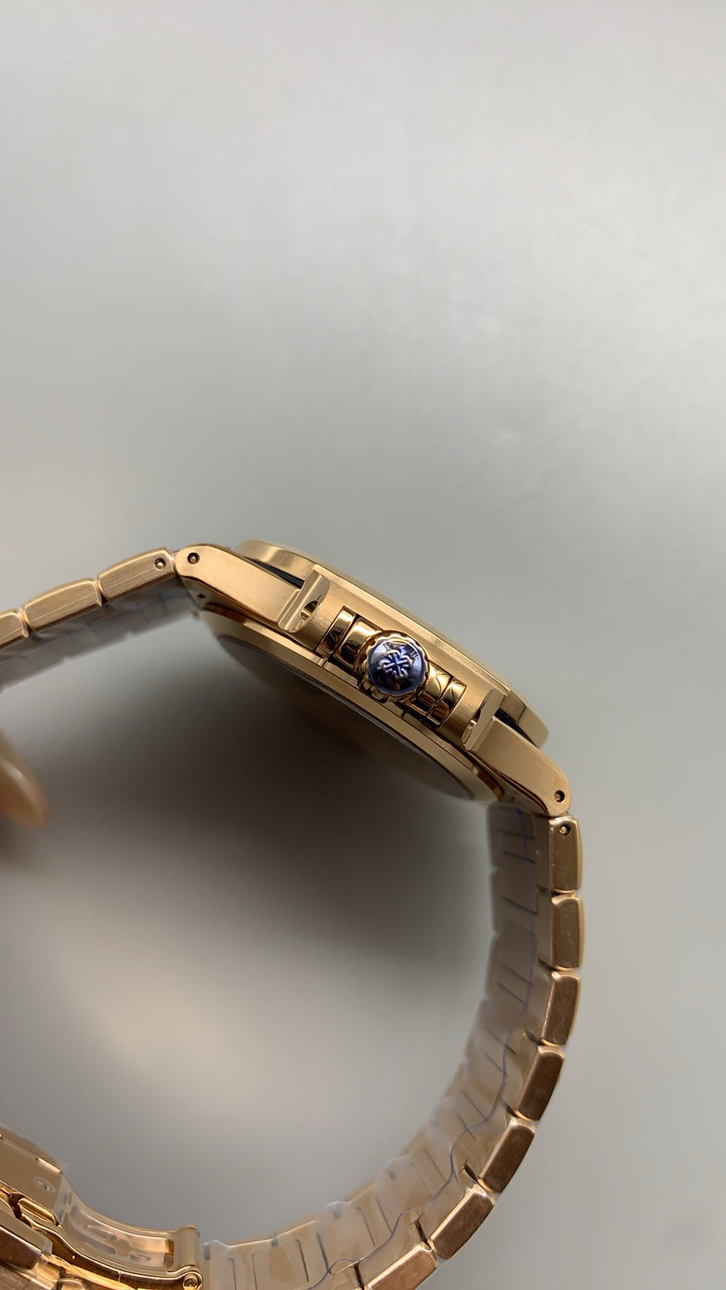 Patek Philippe Nautilus 7118 | 35.2MM | ตัวเรือนสแตนเลสเคลือบสีโรสโกลด์ PVD | หน้าปัดเปลือกหอยมุก | ประดับเพชร | กลไกอัตโนมัติ Cal.324 S C