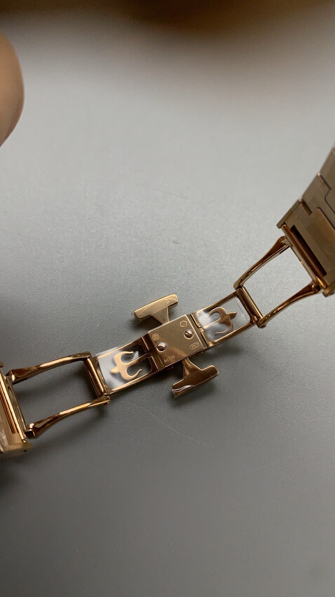 Patek Philippe Nautilus 7118 | 35.2MM | ตัวเรือนสแตนเลสเคลือบสีโรสโกลด์ PVD | หน้าปัดเปลือกหอยมุก | ประดับเพชร | กลไกอัตโนมัติ Cal.324 S C