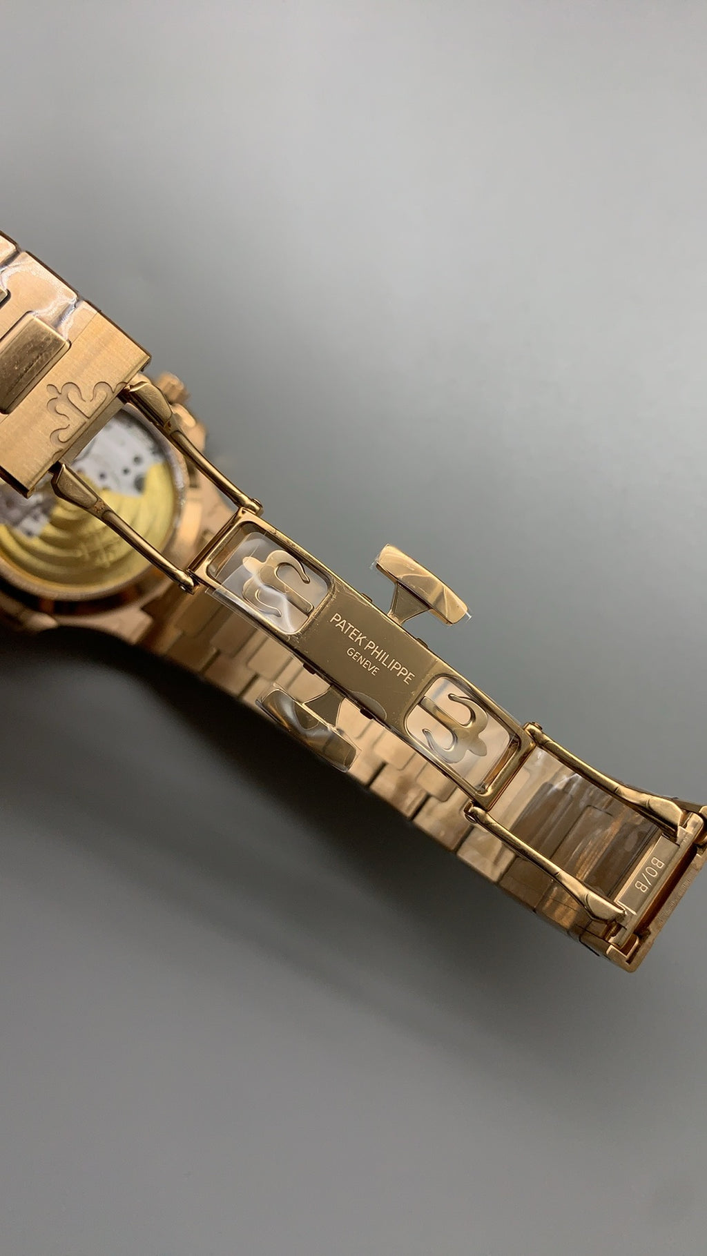 Patek Philippe Nautilus 7118 | 35.2MM | ตัวเรือนสแตนเลสเคลือบสีโรสโกลด์ PVD | หน้าปัดเปลือกหอยมุก | ประดับเพชร | กลไกอัตโนมัติ Cal.324 S C