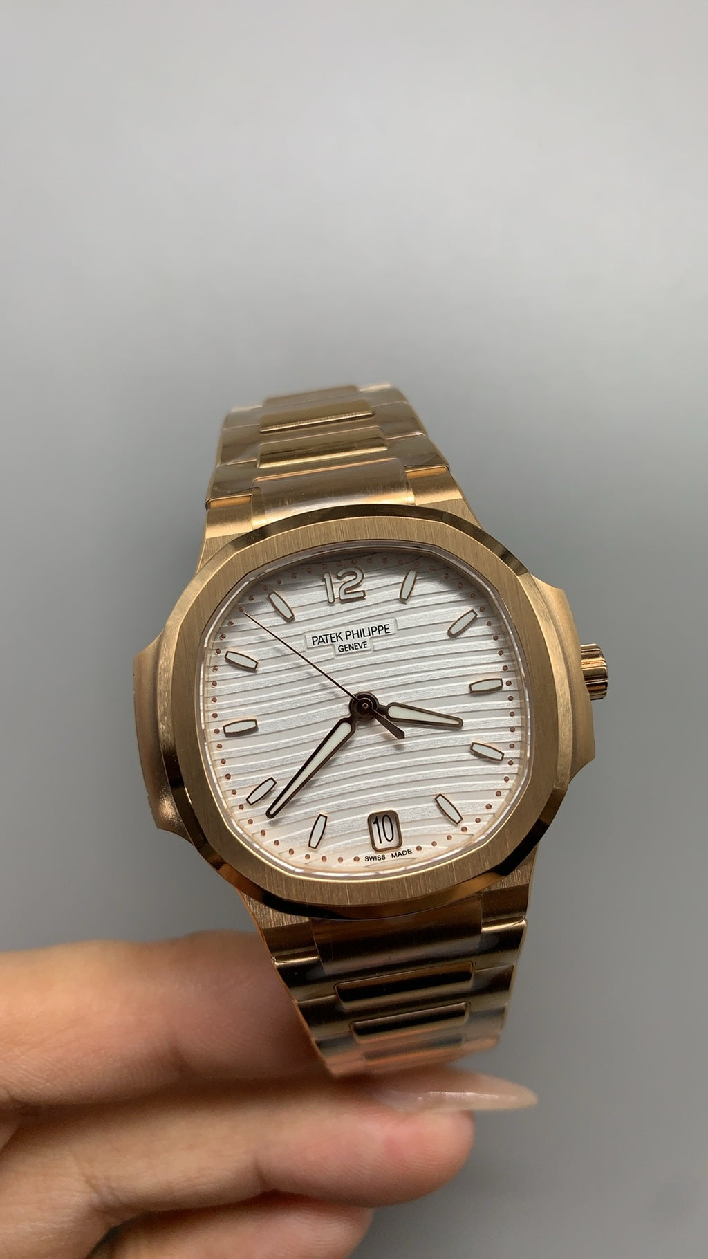 Patek Philippe Nautilus 7118 | 35.2MM | ตัวเรือนสแตนเลสเคลือบสีโรสโกลด์ PVD | หน้าปัดเปลือกหอยมุก | ประดับเพชร | กลไกอัตโนมัติ Cal.324 S C