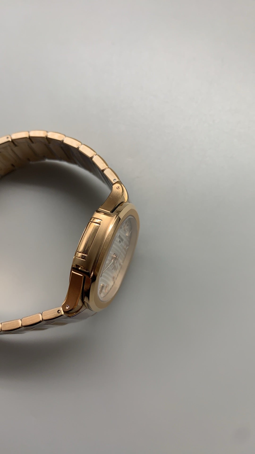 Patek Philippe Nautilus 7118 | 35.2MM | ตัวเรือนสแตนเลสเคลือบสีโรสโกลด์ PVD | หน้าปัดเปลือกหอยมุก | ประดับเพชร | กลไกอัตโนมัติ Cal.324 S C