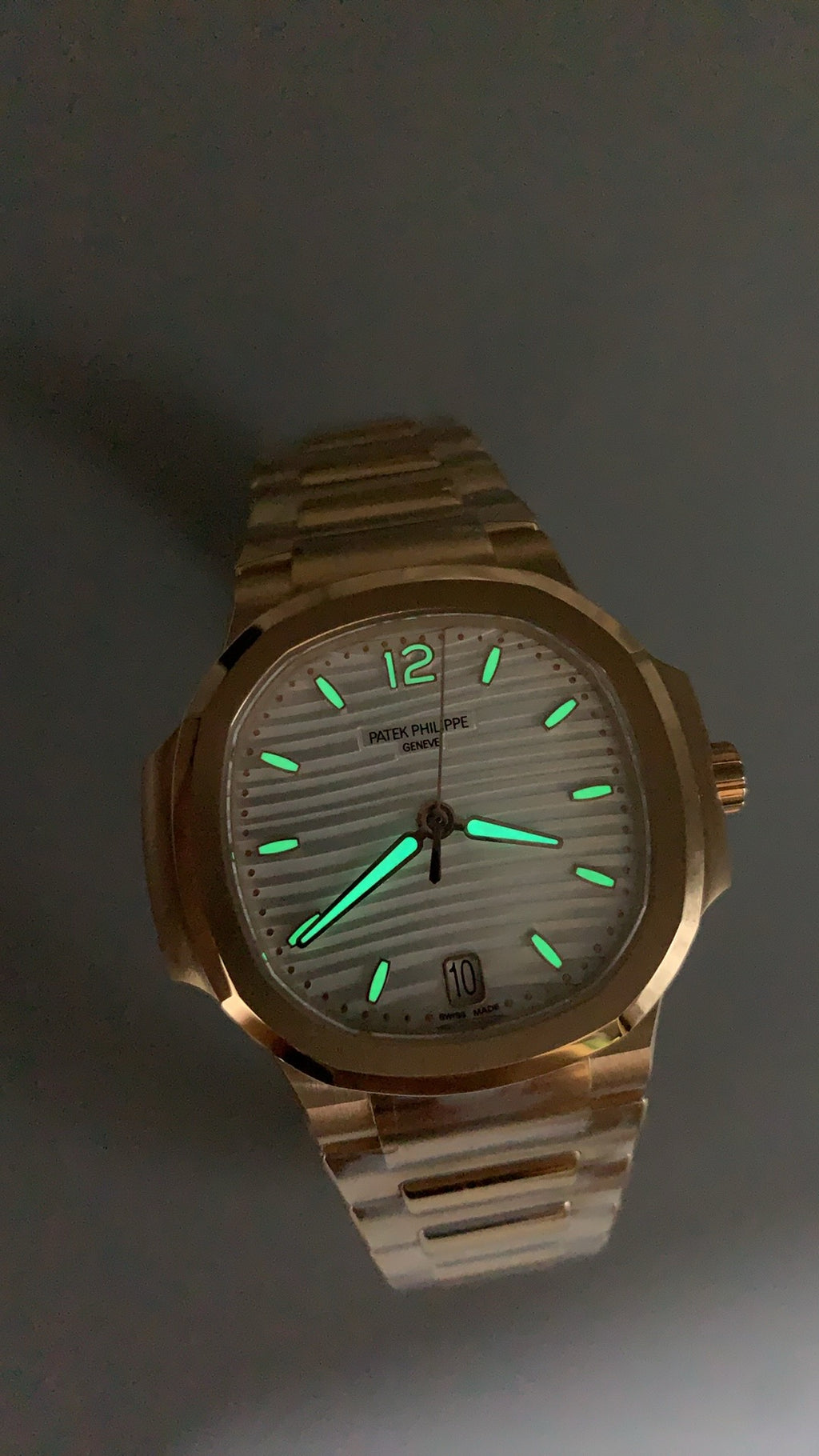 Patek Philippe Nautilus 7118 | 35.2MM | ตัวเรือนสแตนเลสเคลือบสีโรสโกลด์ PVD | หน้าปัดเปลือกหอยมุก | ประดับเพชร | กลไกอัตโนมัติ Cal.324 S C