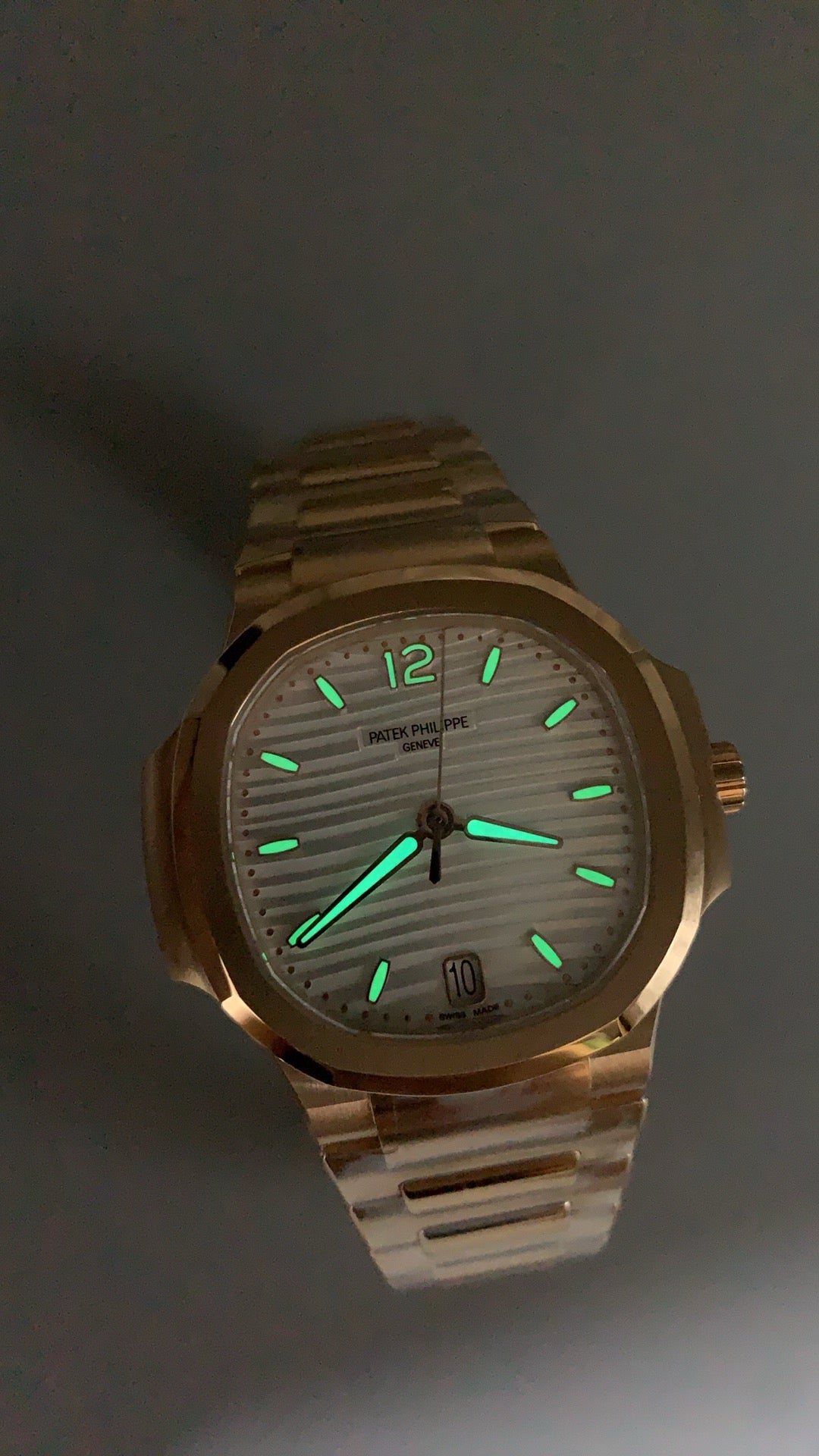 Patek Philippe Nautilus 7118 | 35.2MM | ตัวเรือนสแตนเลสเคลือบสีโรสโกลด์ PVD | หน้าปัดเปลือกหอยมุก | ประดับเพชร | กลไกอัตโนมัติ Cal.324 S C