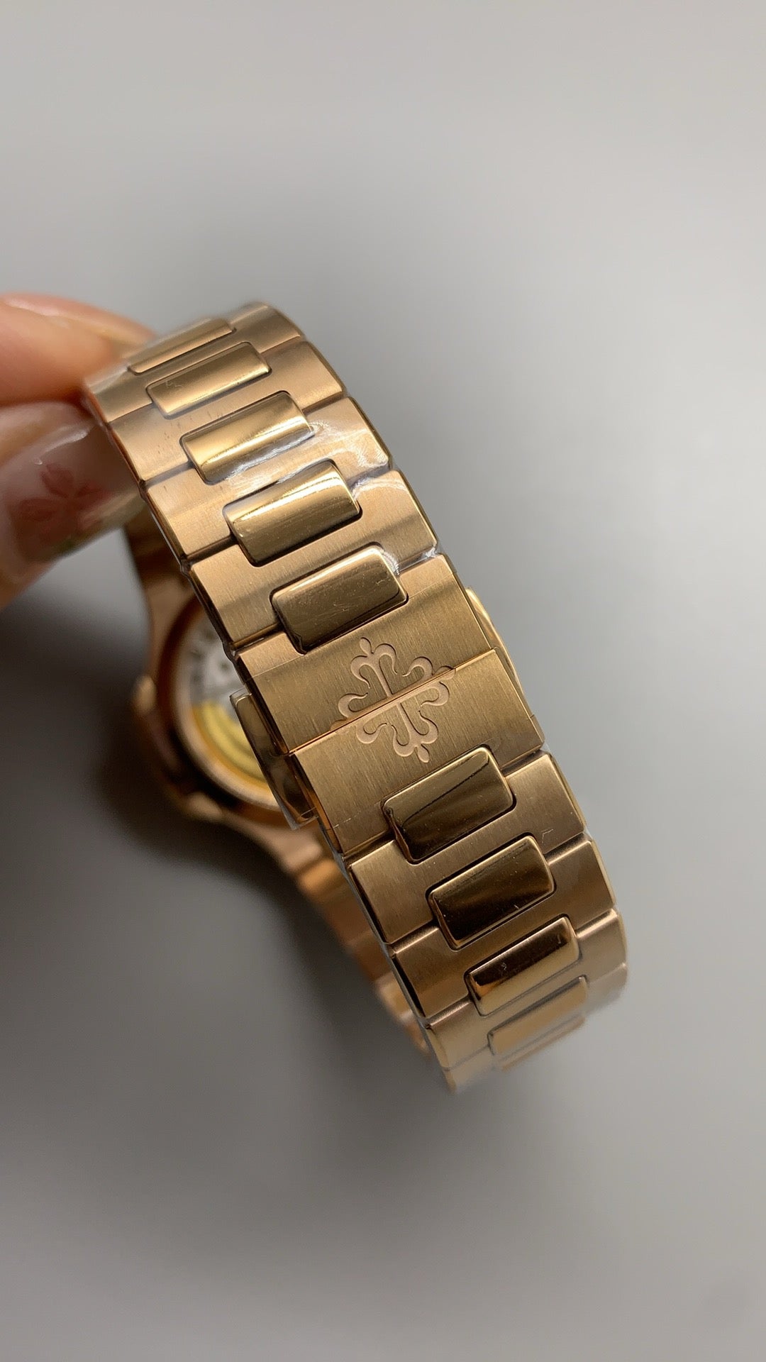 Patek Philippe Nautilus 7118 | 35.2MM | ตัวเรือนสแตนเลสเคลือบสีโรสโกลด์ PVD | หน้าปัดเปลือกหอยมุก | ประดับเพชร | กลไกอัตโนมัติ Cal.324 S C