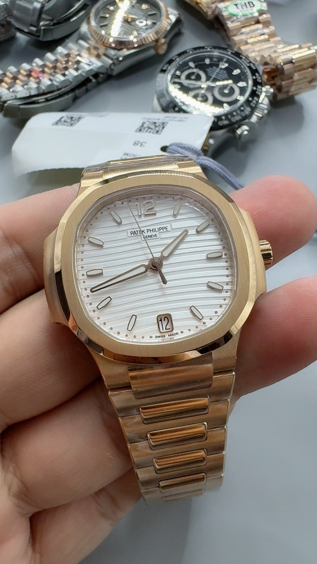 Patek Philippe Nautilus 7118 | 35.2MM | ตัวเรือนสแตนเลสเคลือบสีโรสโกลด์ PVD | หน้าปัดเปลือกหอยมุก | ประดับเพชร | กลไกอัตโนมัติ Cal.324 S C