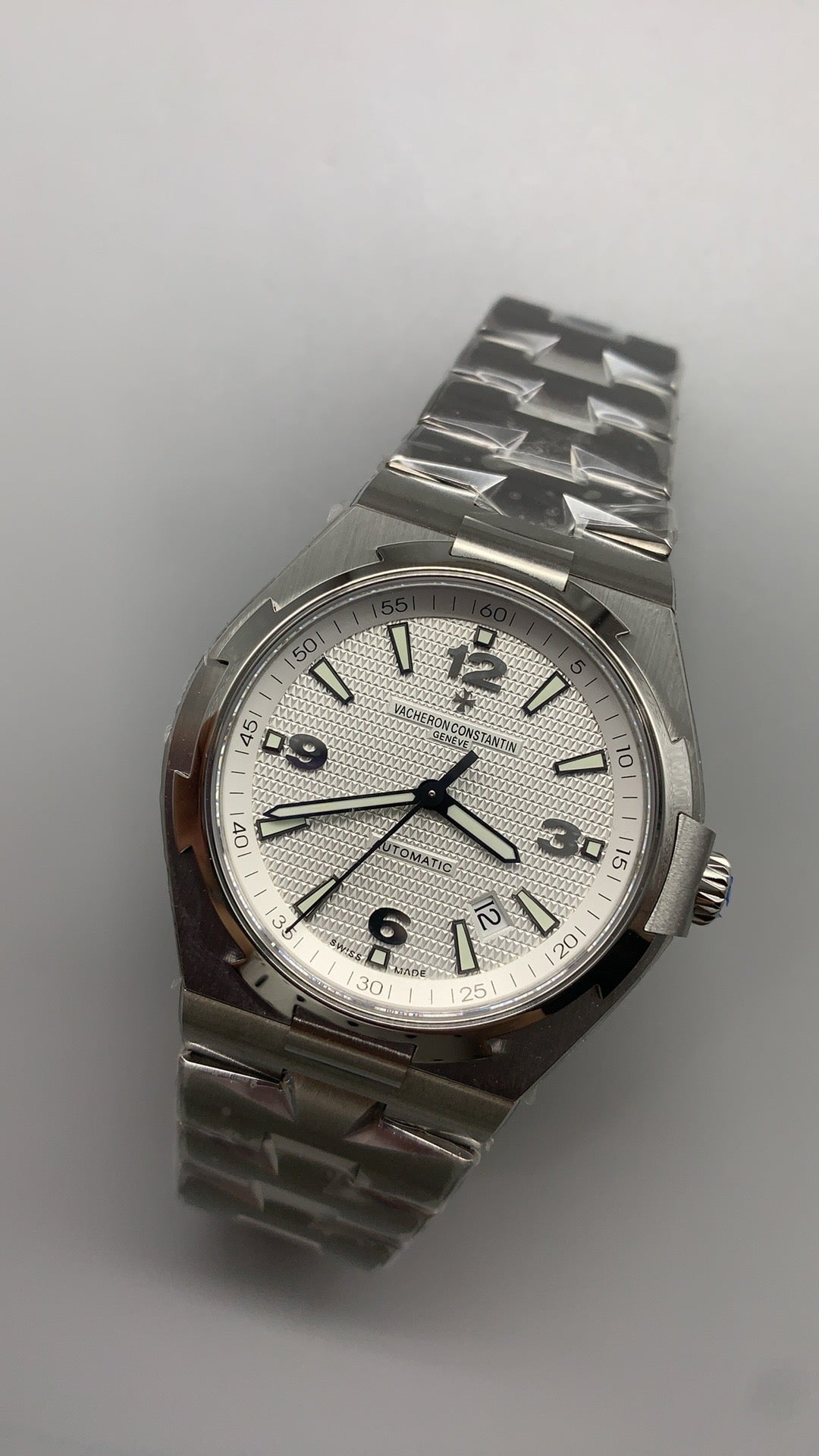 Vacheron Constantin Overseas 47040 | 42MM | ตัวเรือนสแตนเลสสตีล | ฟังก์ชันวันที่ | หน้าปัดสีน้ำเงิน | กลไกอัตโนมัติ Cal.1226