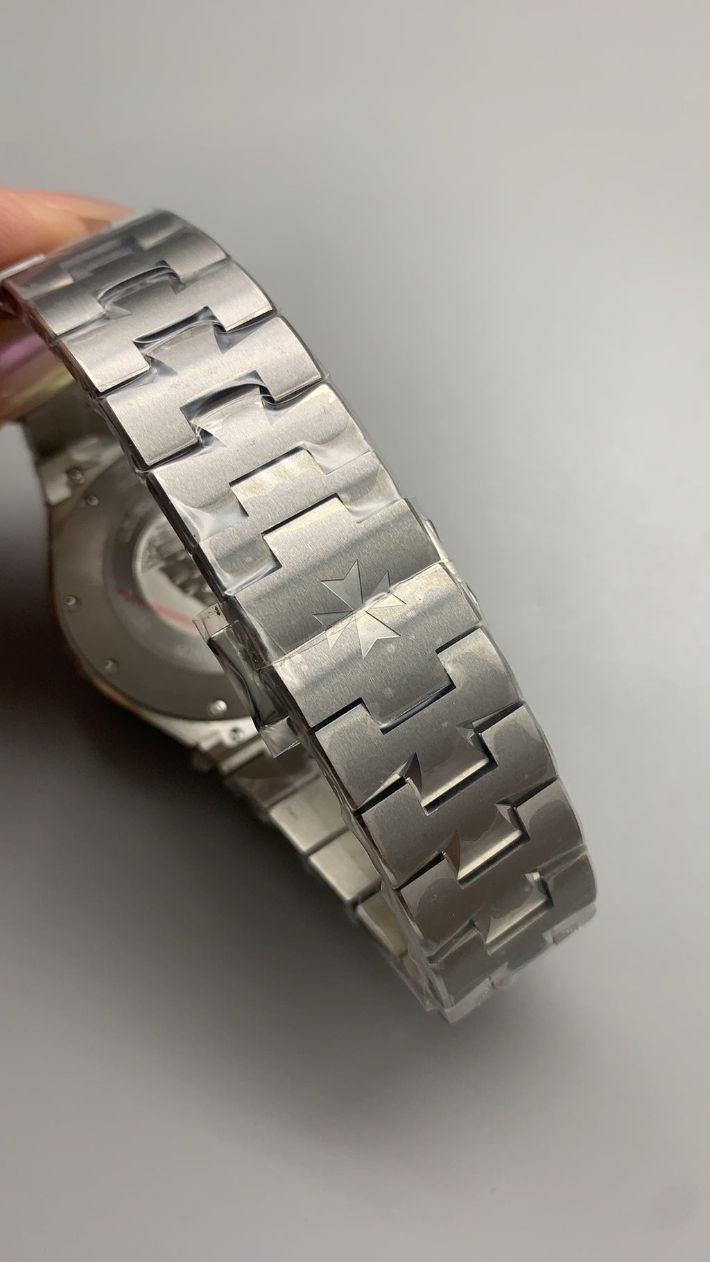 Vacheron Constantin Overseas 47040 | 42MM | ตัวเรือนสแตนเลสสตีล | ฟังก์ชันวันที่ | หน้าปัดสีน้ำเงิน | กลไกอัตโนมัติ Cal.1226