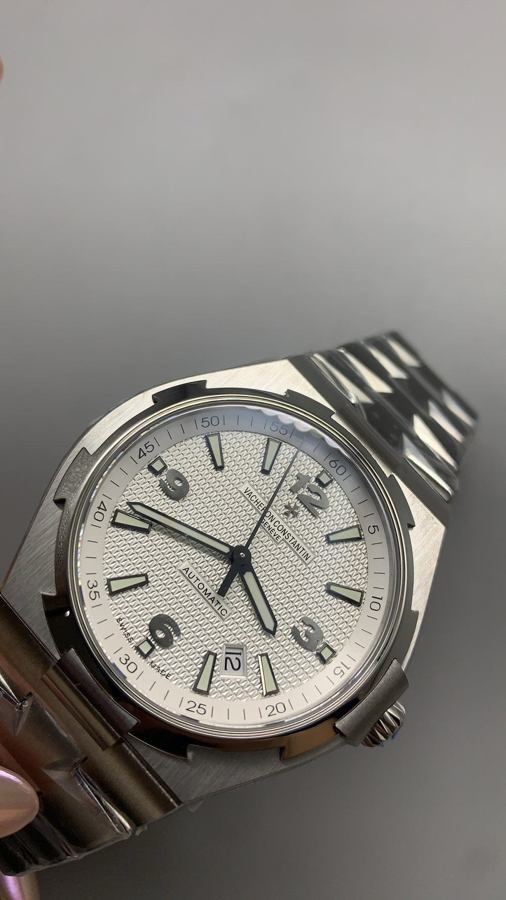 Vacheron Constantin Overseas 47040 | 42MM | ตัวเรือนสแตนเลสสตีล | ฟังก์ชันวันที่ | หน้าปัดสีน้ำเงิน | กลไกอัตโนมัติ Cal.1226