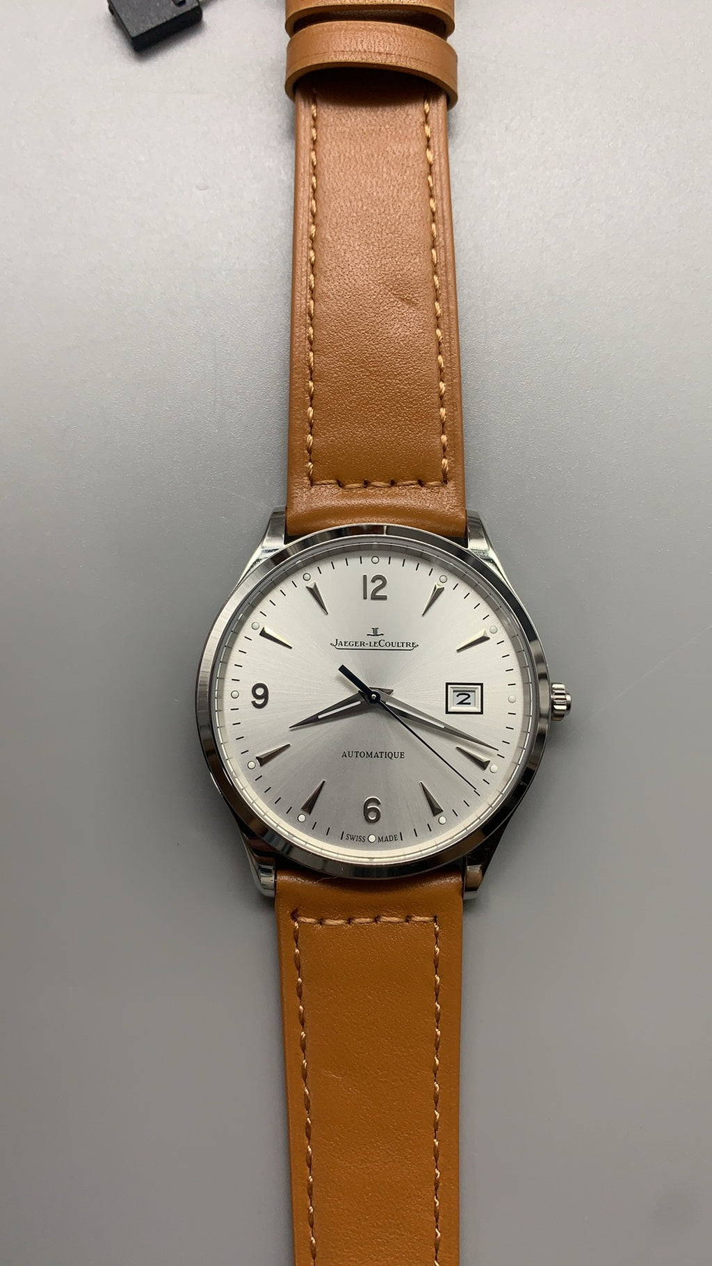 Jaeger-LeCoultre Master Control Date | 40MM | ตัวเรือนสแตนเลสสตีล | ฟังก์ชันวันที่ | หน้าปัดสีเงิน | สายหนังวัวสีน้ำตาลอ่อน | กลไกอัตโนมัติ Cal.899