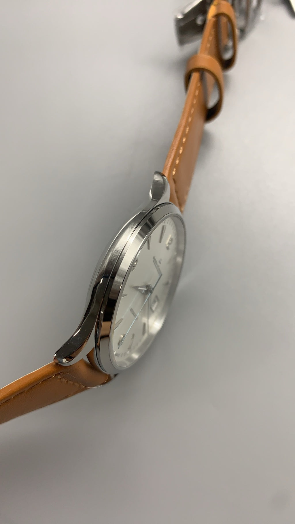 Jaeger-LeCoultre Master Control Date | 40MM | ตัวเรือนสแตนเลสสตีล | ฟังก์ชันวันที่ | หน้าปัดสีเงิน | สายหนังวัวสีน้ำตาลอ่อน | กลไกอัตโนมัติ Cal.899