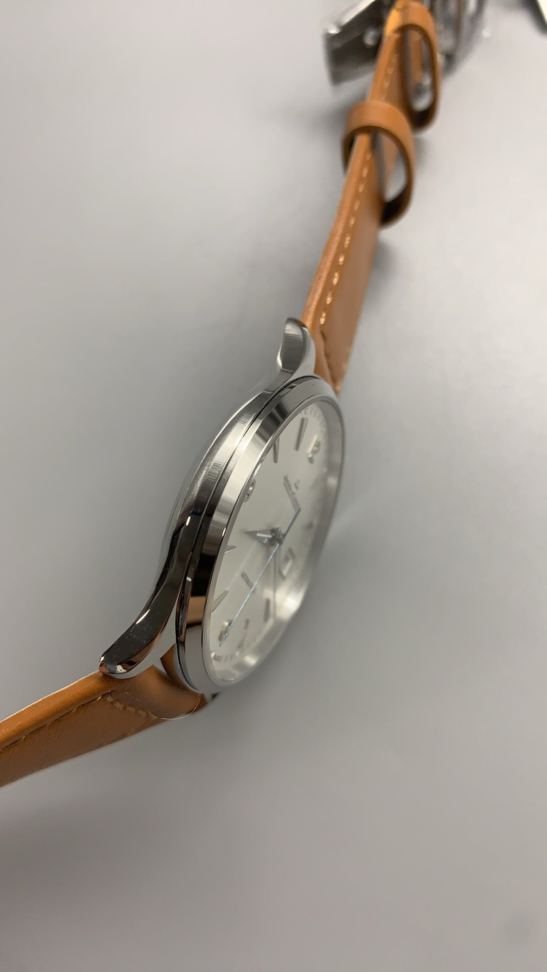 Jaeger-LeCoultre Master Control Date | 40MM | ตัวเรือนสแตนเลสสตีล | ฟังก์ชันวันที่ | หน้าปัดสีเงิน | สายหนังวัวสีน้ำตาลอ่อน | กลไกอัตโนมัติ Cal.899