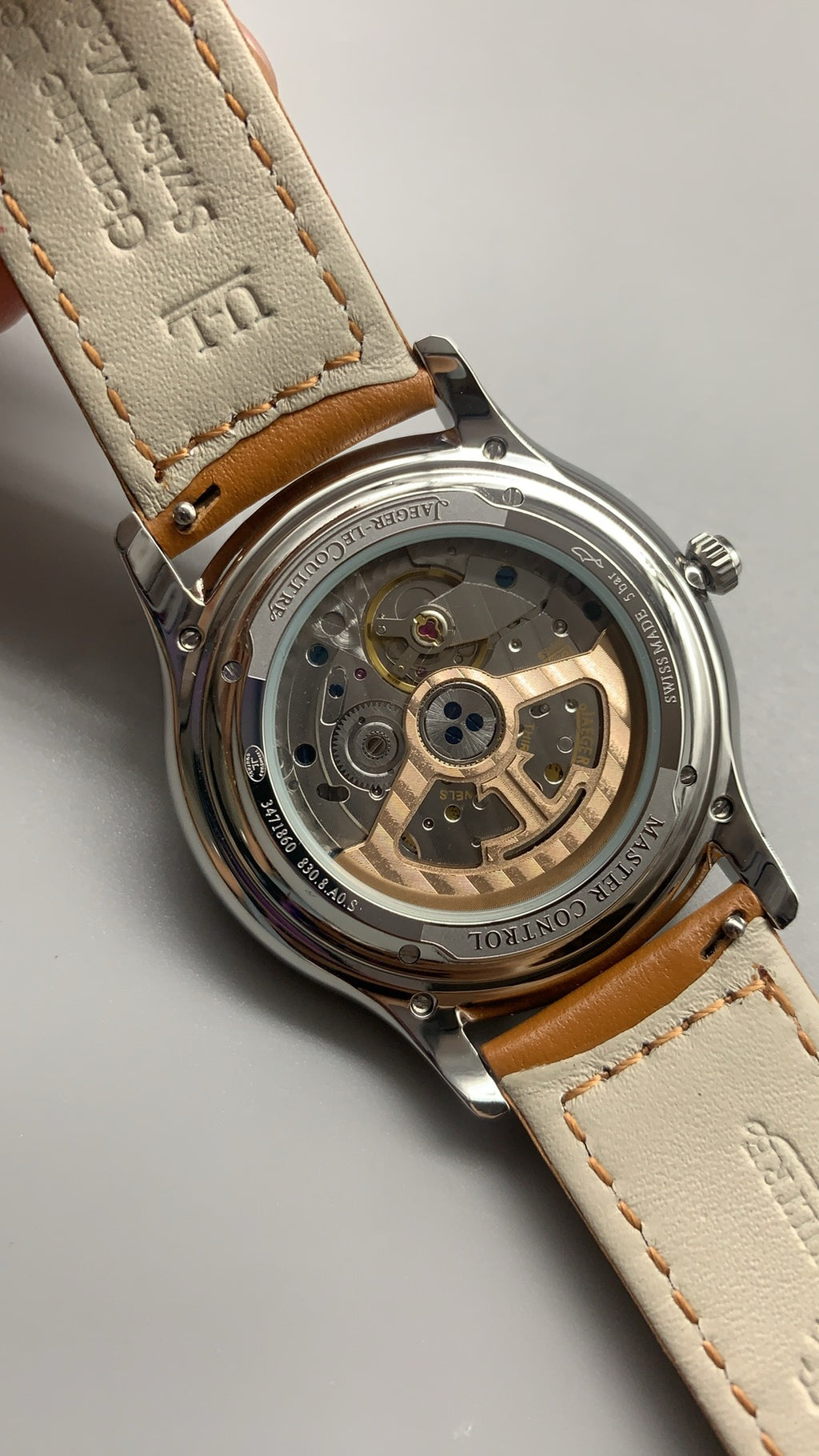 Jaeger-LeCoultre Master Control Date | 40MM | ตัวเรือนสแตนเลสสตีล | ฟังก์ชันวันที่ | หน้าปัดสีเงิน | สายหนังวัวสีน้ำตาลอ่อน | กลไกอัตโนมัติ Cal.899