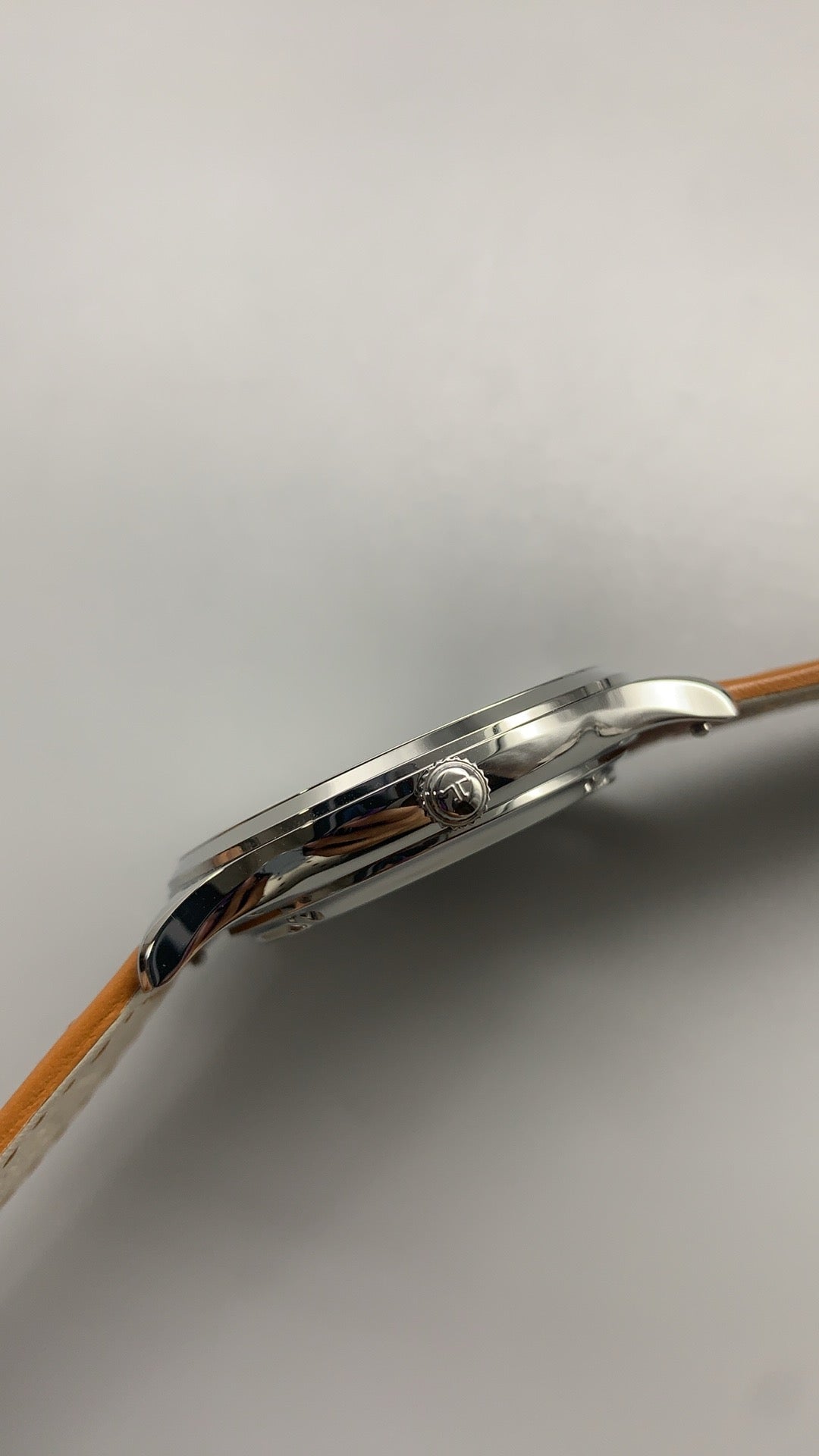 Jaeger-LeCoultre Master Control Date | 40MM | ตัวเรือนสแตนเลสสตีล | ฟังก์ชันวันที่ | หน้าปัดสีเงิน | สายหนังวัวสีน้ำตาลอ่อน | กลไกอัตโนมัติ Cal.899