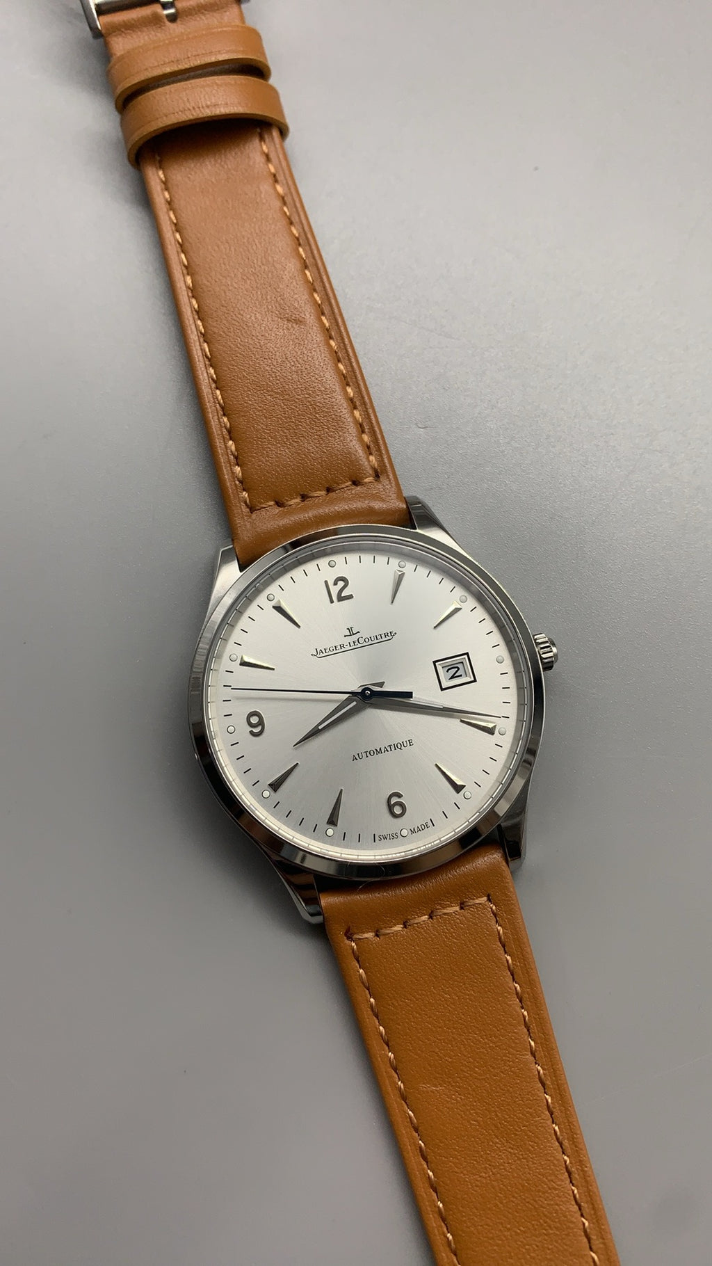 Jaeger-LeCoultre Master Control Date | 40MM | ตัวเรือนสแตนเลสสตีล | ฟังก์ชันวันที่ | หน้าปัดสีเงิน | สายหนังวัวสีน้ำตาลอ่อน | กลไกอัตโนมัติ Cal.899