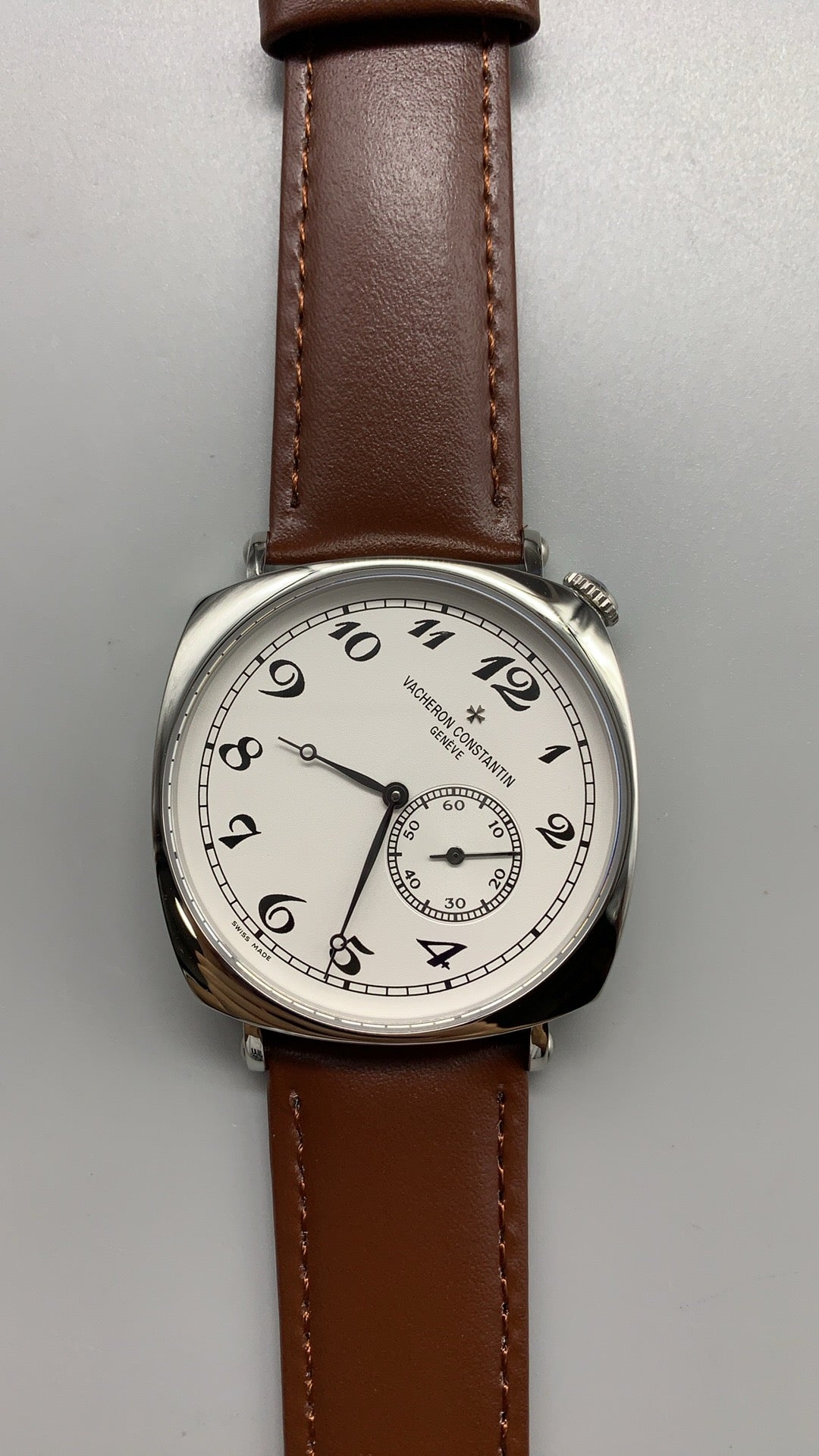 Vacheron Constantin Historiques American 1921 | 40MM | ตัวเรือนสแตนเลสสตีล | หน้าปัดเอียง 45 องศา | หน้าปัดสีขาว | สายหนังวัวสีน้ำตาล | กลไกอัตโนมัติ Cal.4400 AS