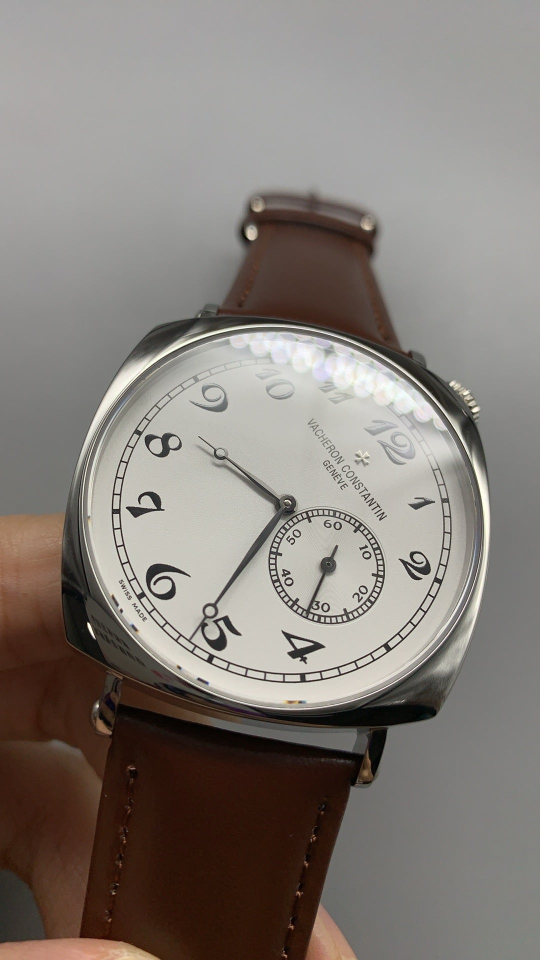Vacheron Constantin Historiques American 1921 | 40MM | ตัวเรือนสแตนเลสสตีล | หน้าปัดเอียง 45 องศา | หน้าปัดสีขาว | สายหนังวัวสีน้ำตาล | กลไกอัตโนมัติ Cal.4400 AS