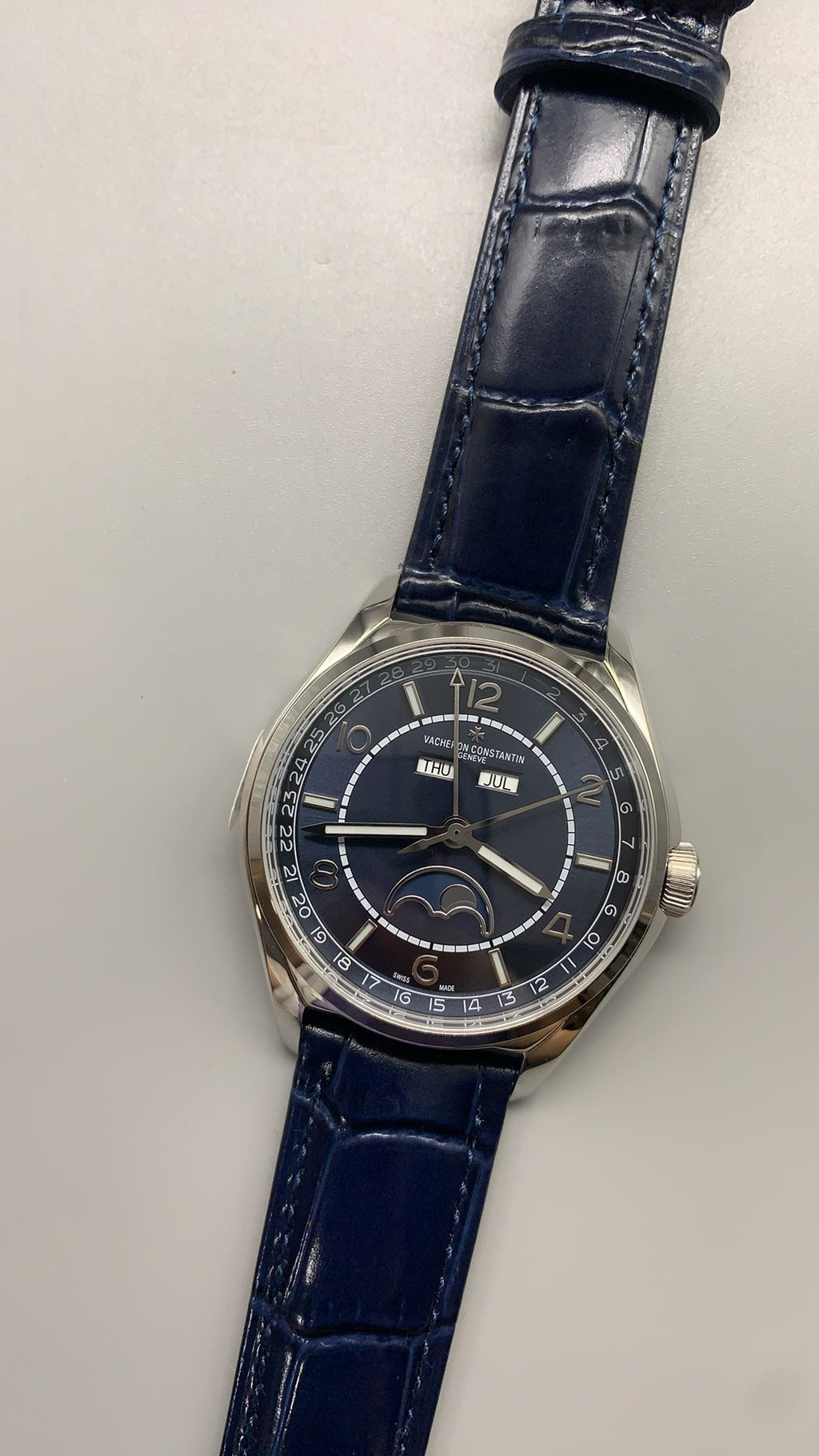 Vacheron Constantin Fiftysix Complete Calendar 4000E | 40MM | ตัวเรือนสแตนเลสสตีล | ฟังก์ชันปฏิทินสมบูรณ์ + ข้างขึ้นข้างแรม | หน้าปัดสีน้ำเงิน | สายหนังจระเข้สีน้ำเงิน | กลไกอัตโนมัติ Cal.2460 QCL/1