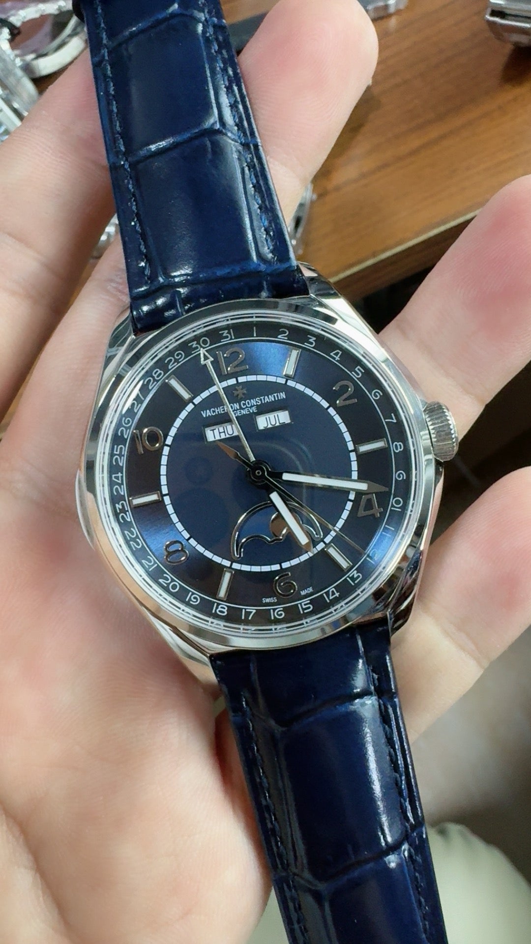 Vacheron Constantin Fiftysix Complete Calendar 4000E | 40MM | ตัวเรือนสแตนเลสสตีล | ฟังก์ชันปฏิทินสมบูรณ์ + ข้างขึ้นข้างแรม | หน้าปัดสีน้ำเงิน | สายหนังจระเข้สีน้ำเงิน | กลไกอัตโนมัติ Cal.2460 QCL/1