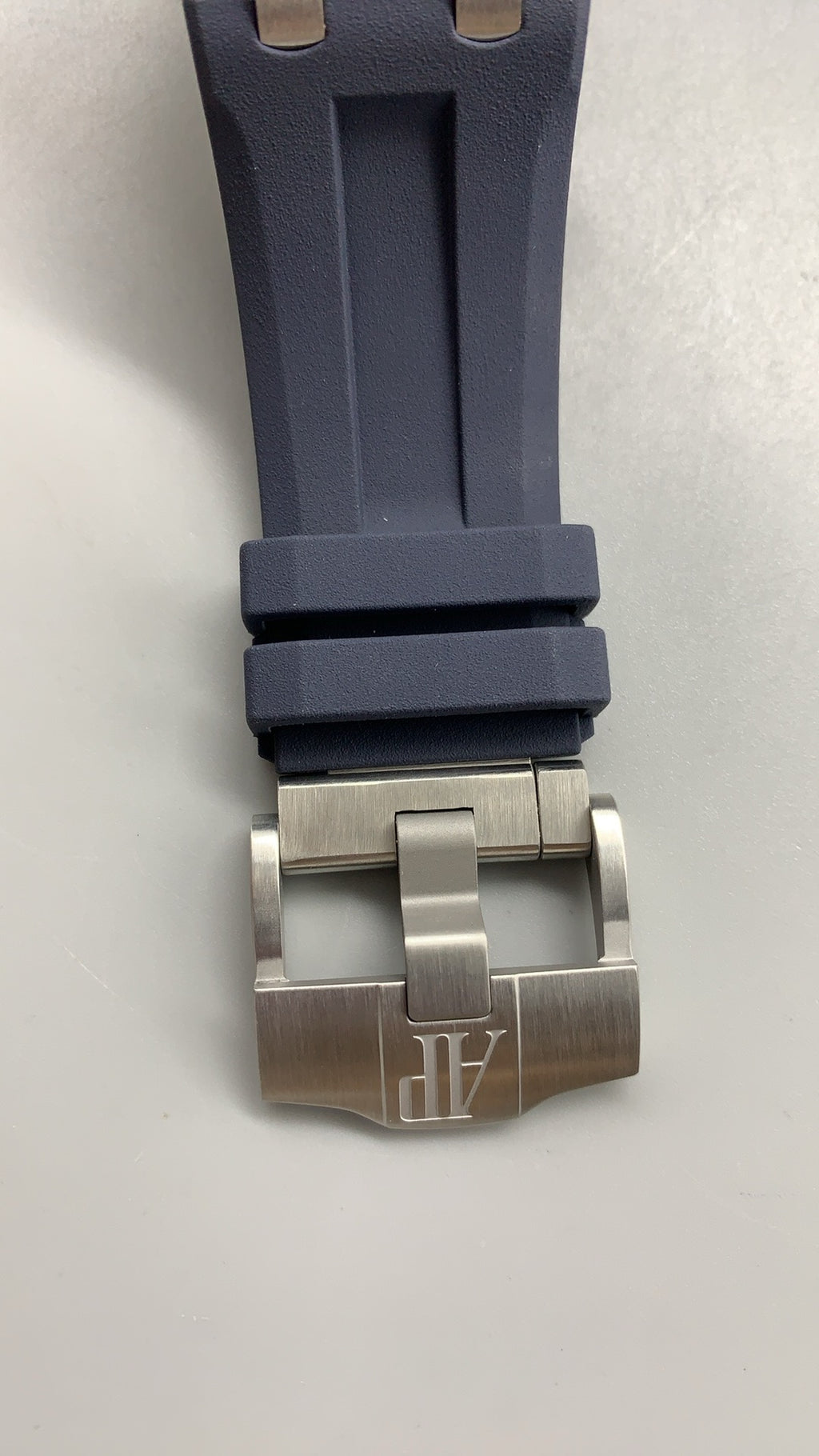 Audemars Piguet Royal Oak Offshore Diver 15720ST | 42MM | ตัวเรือนสแตนเลสสตีล | หน้าปัดสีน้ำเงิน | กลไกอัตโนมัติ Cal.4308