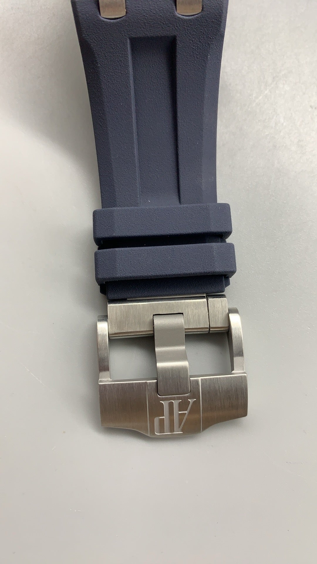 Audemars Piguet Royal Oak Offshore Diver 15720ST | 42MM | ตัวเรือนสแตนเลสสตีล | หน้าปัดสีน้ำเงิน | กลไกอัตโนมัติ Cal.4308