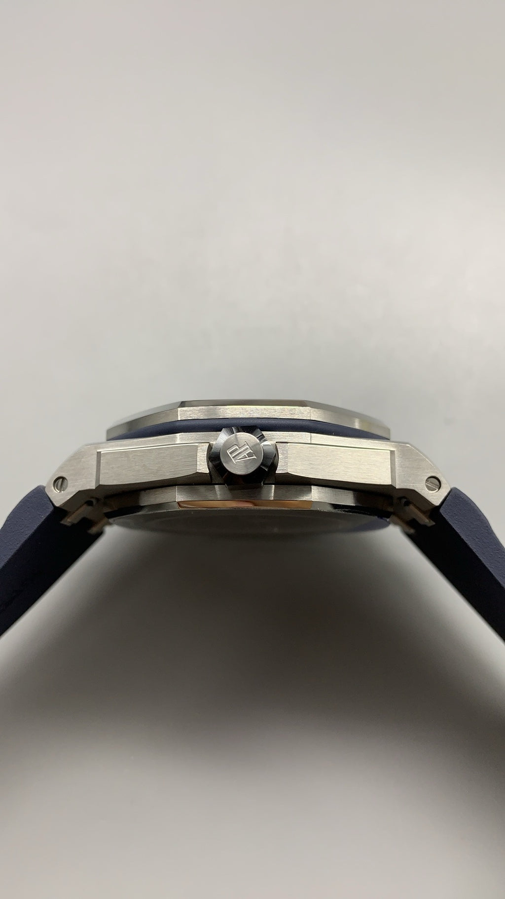 Audemars Piguet Royal Oak Offshore Diver 15720ST | 42MM | ตัวเรือนสแตนเลสสตีล | หน้าปัดสีน้ำเงิน | กลไกอัตโนมัติ Cal.4308