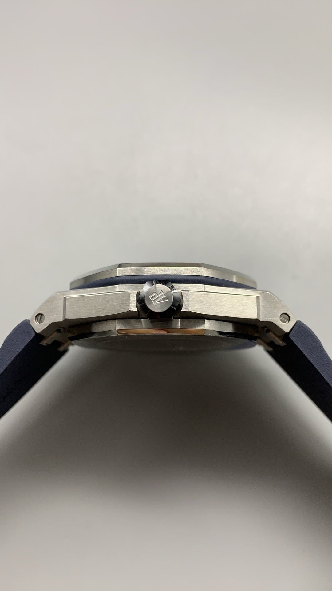 Audemars Piguet Royal Oak Offshore Diver 15720ST | 42MM | ตัวเรือนสแตนเลสสตีล | หน้าปัดสีน้ำเงิน | กลไกอัตโนมัติ Cal.4308