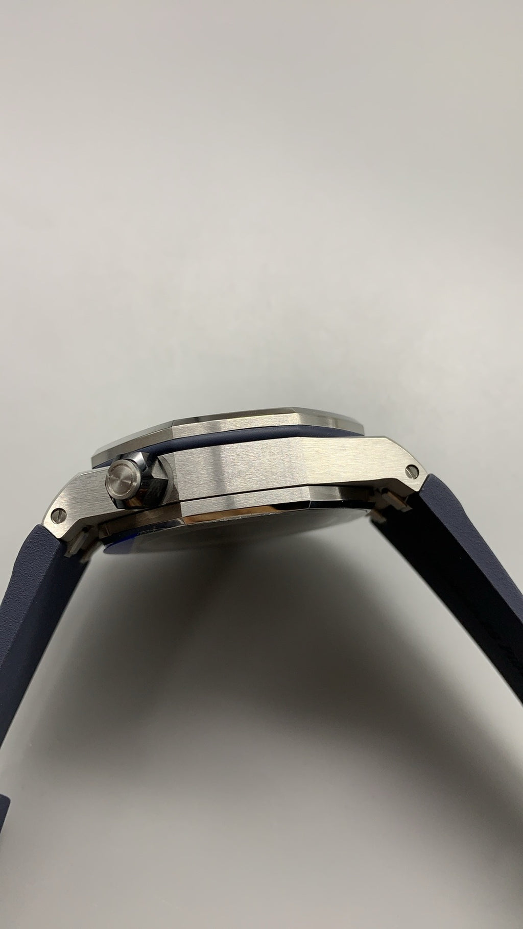 Audemars Piguet Royal Oak Offshore Diver 15720ST | 42MM | ตัวเรือนสแตนเลสสตีล | หน้าปัดสีน้ำเงิน | กลไกอัตโนมัติ Cal.4308