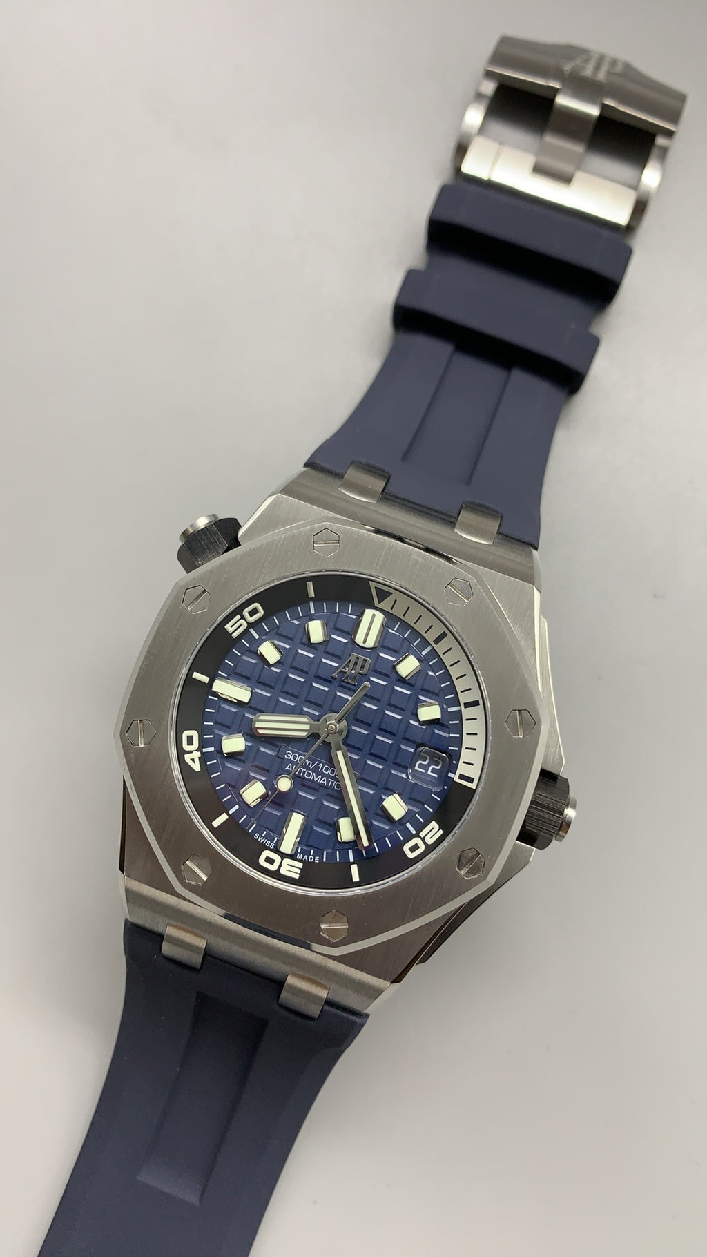 Audemars Piguet Royal Oak Offshore Diver 15720ST | 42MM | ตัวเรือนสแตนเลสสตีล | หน้าปัดสีน้ำเงิน | กลไกอัตโนมัติ Cal.4308