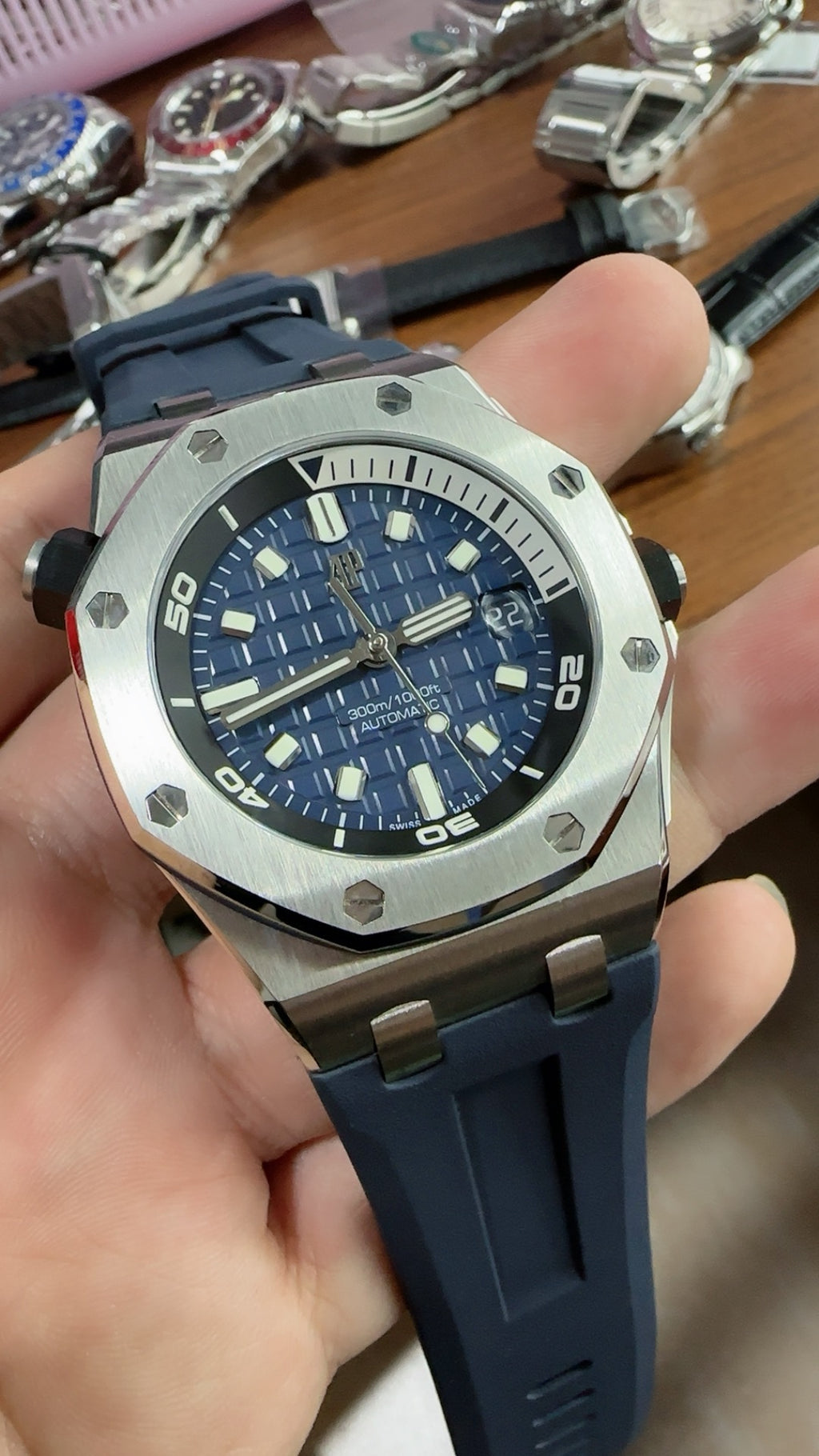 Audemars Piguet Royal Oak Offshore Diver 15720ST | 42MM | ตัวเรือนสแตนเลสสตีล | หน้าปัดสีน้ำเงิน | กลไกอัตโนมัติ Cal.4308