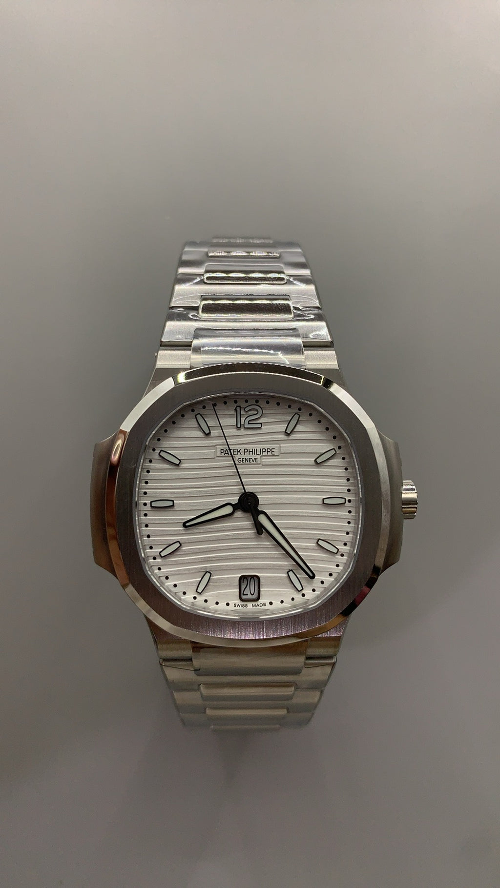 Patek Philippe Nautilus 7118 | 35.2MM | หน้าปัดเปลือกหอยมุกสีขาว | ประดับเพชร | กลไกอัตโนมัติ Cal.324 S C