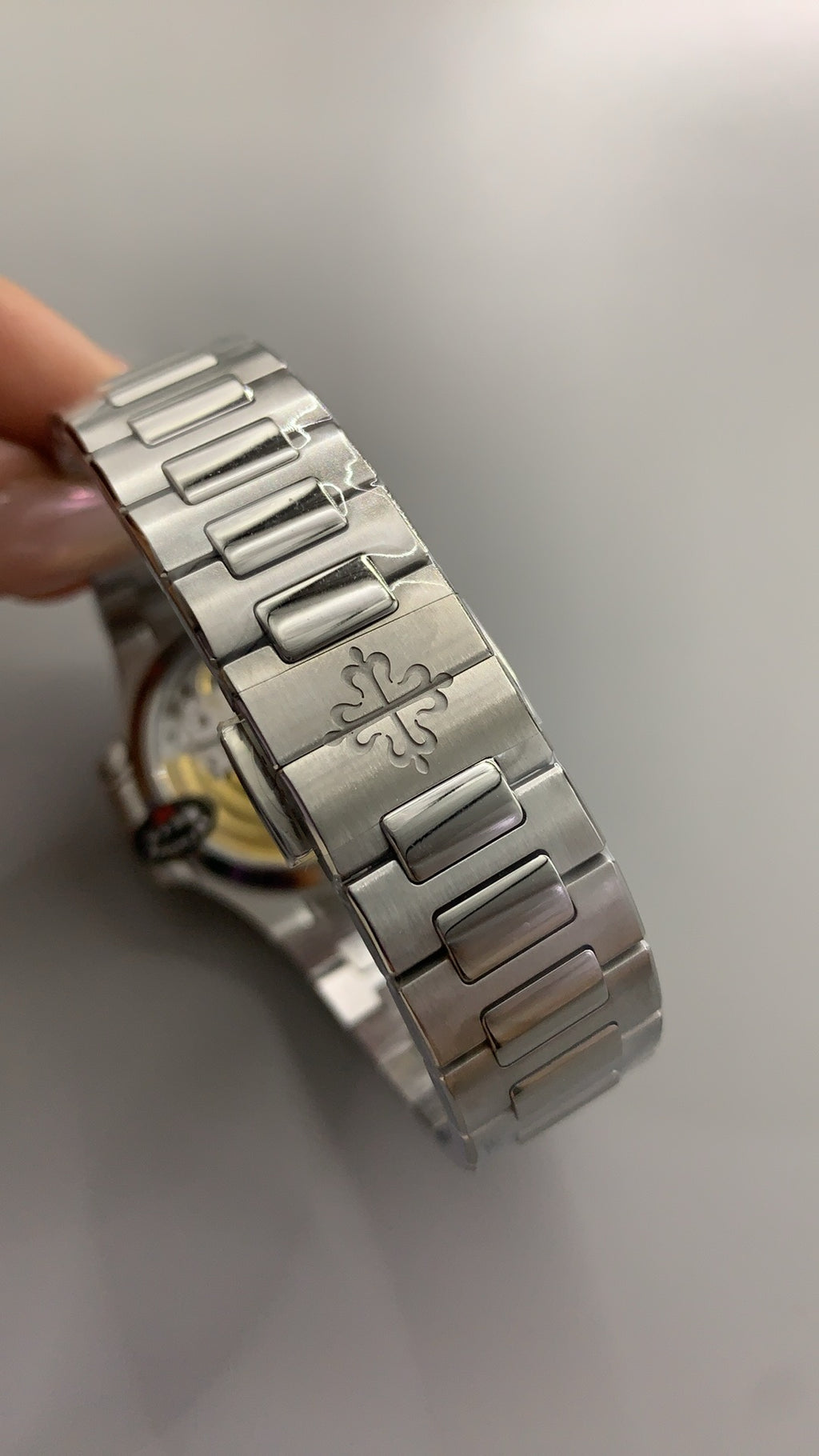 Patek Philippe Nautilus 7118 | 35.2MM | หน้าปัดเปลือกหอยมุกสีขาว | ประดับเพชร | กลไกอัตโนมัติ Cal.324 S C