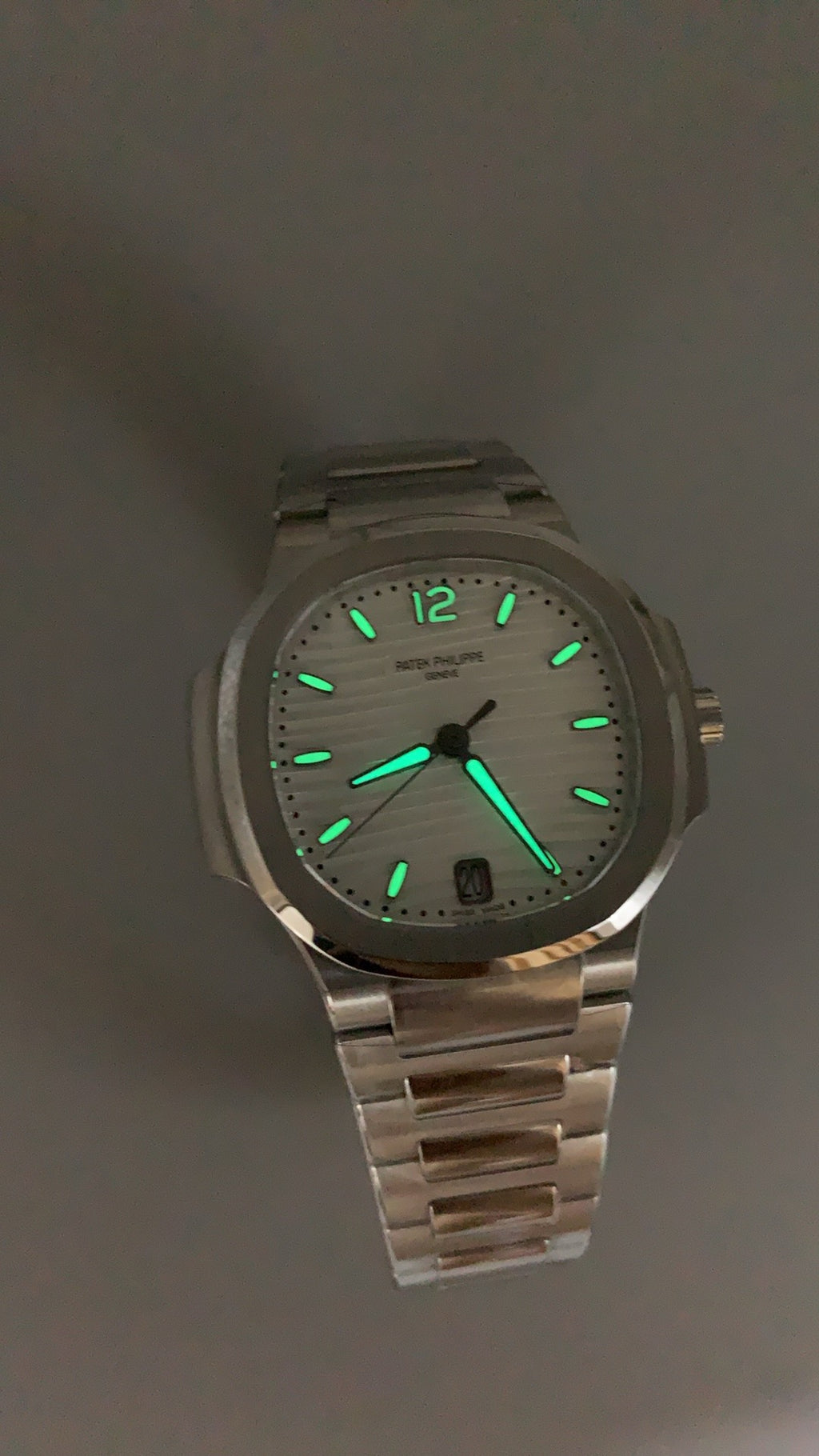 Patek Philippe Nautilus 7118 | 35.2MM | หน้าปัดเปลือกหอยมุกสีขาว | ประดับเพชร | กลไกอัตโนมัติ Cal.324 S C