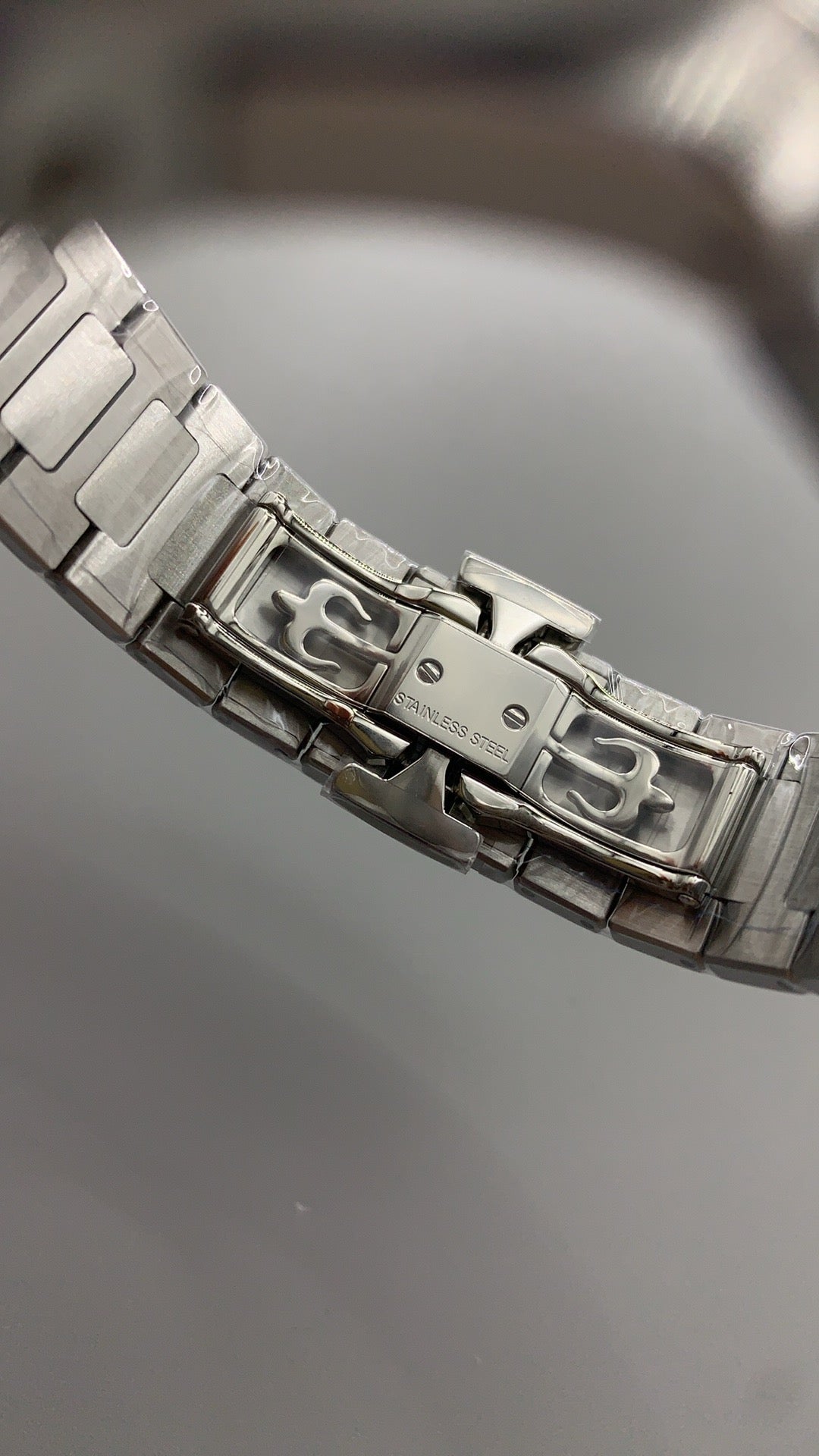 Patek Philippe Nautilus 7118 | 35.2MM | หน้าปัดเปลือกหอยมุกสีขาว | ประดับเพชร | กลไกอัตโนมัติ Cal.324 S C