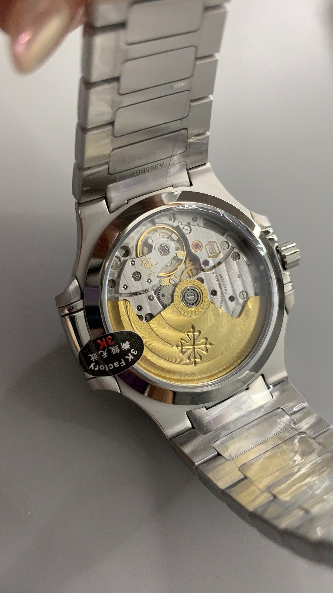 Patek Philippe Nautilus 7118 | 35.2MM | หน้าปัดเปลือกหอยมุกสีขาว | ประดับเพชร | กลไกอัตโนมัติ Cal.324 S C